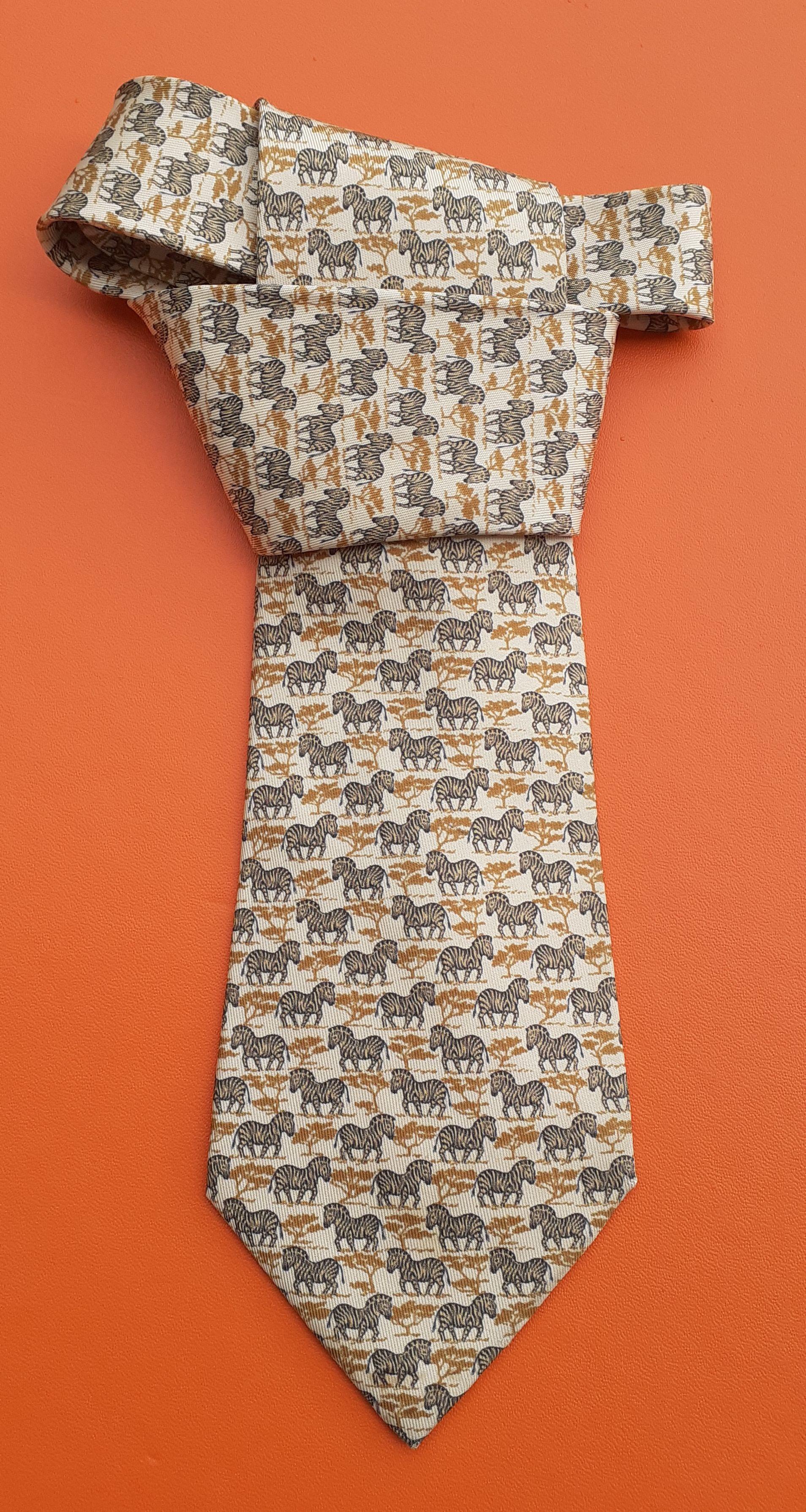 Beautiful Authentic Hermès Tie

Print: zebras in the savannah

Made in France

Made of 100% Silk

Colorways: Pale Yellow, Ocher, Black

Lined with plain pale yellow silk


