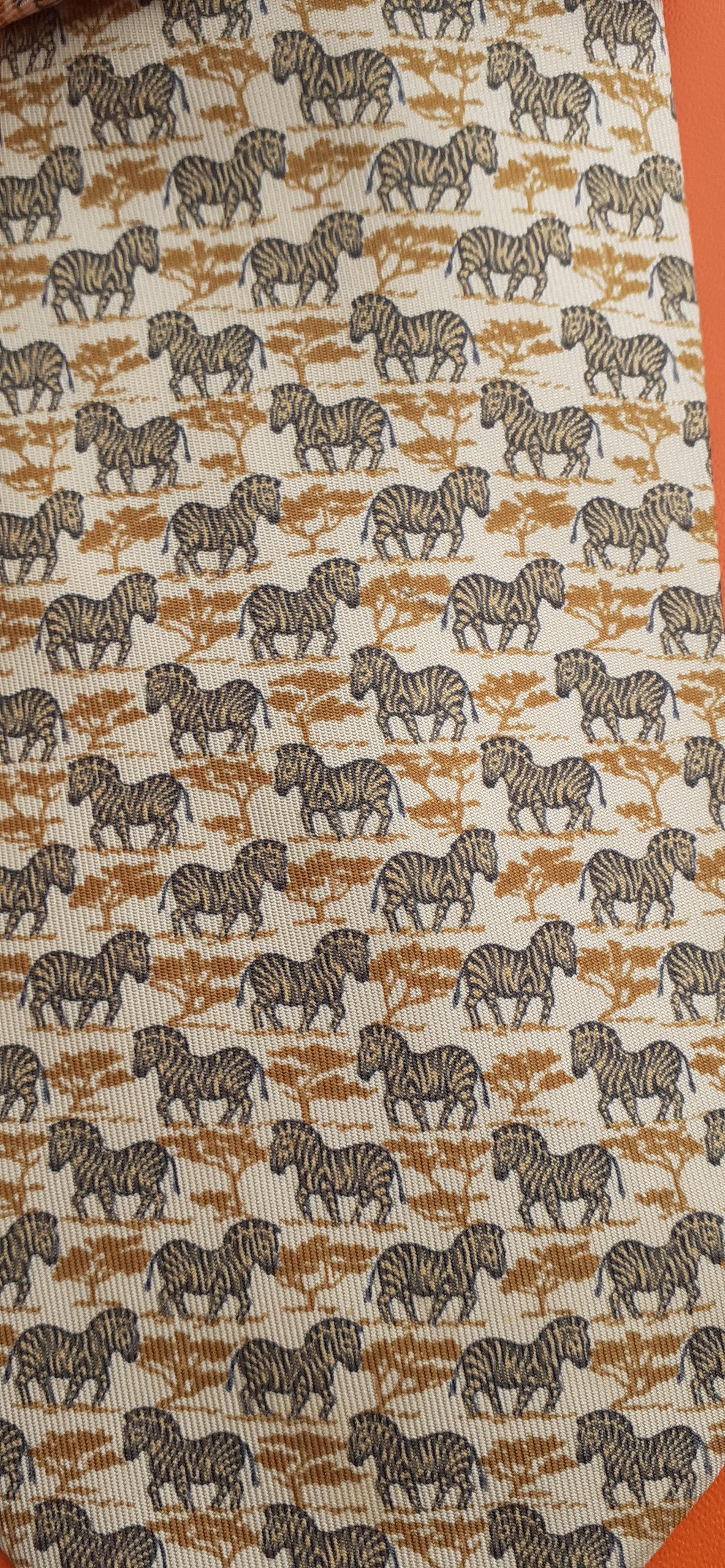 Hermès Seidenkrawatte Zebras in Savanne Druck Afrika (Braun) im Angebot