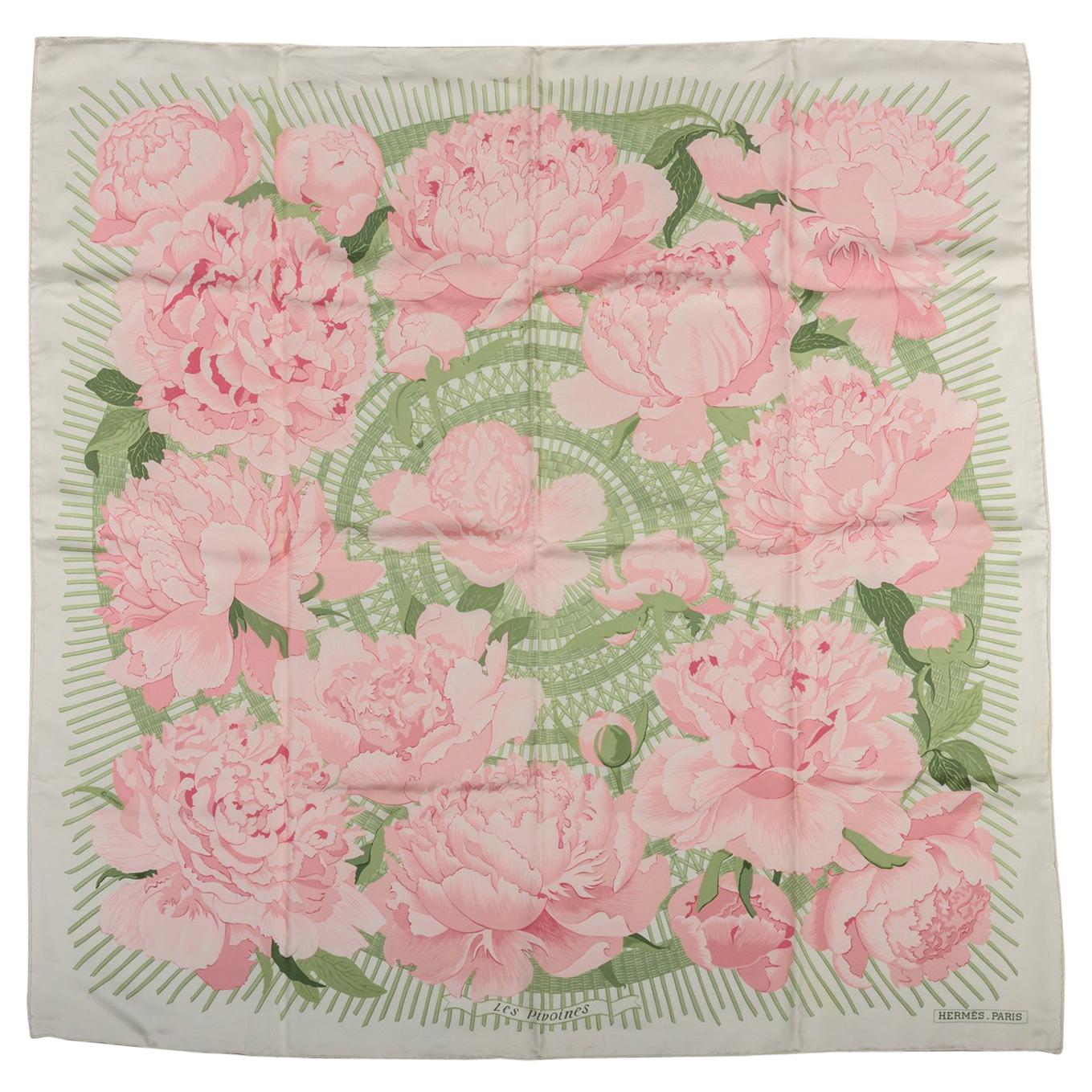 Écharpe Les Pivoines en sergé de soie rose à motifs floraux:: boîte Hermes  sur 1stDibs