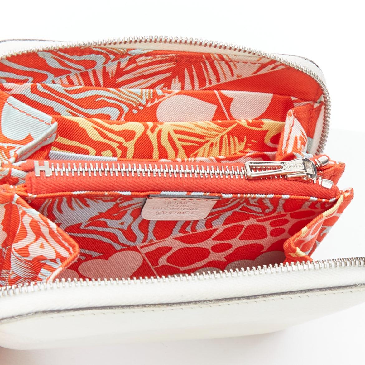 Portafoglio compatto HERMES Silk'in crema in pelle rossa stampa selvaggia foderato in seta in vendita 2