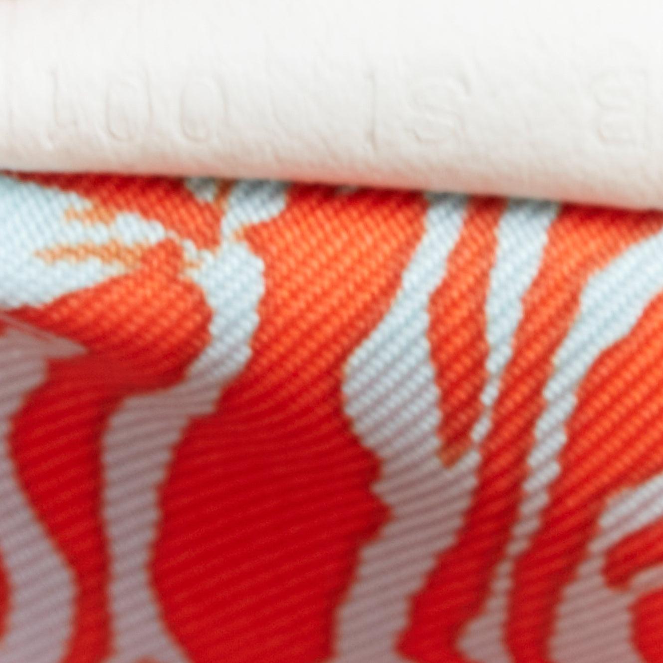 Portafoglio compatto HERMES Silk'in crema in pelle rossa stampa selvaggia foderato in seta in vendita 4