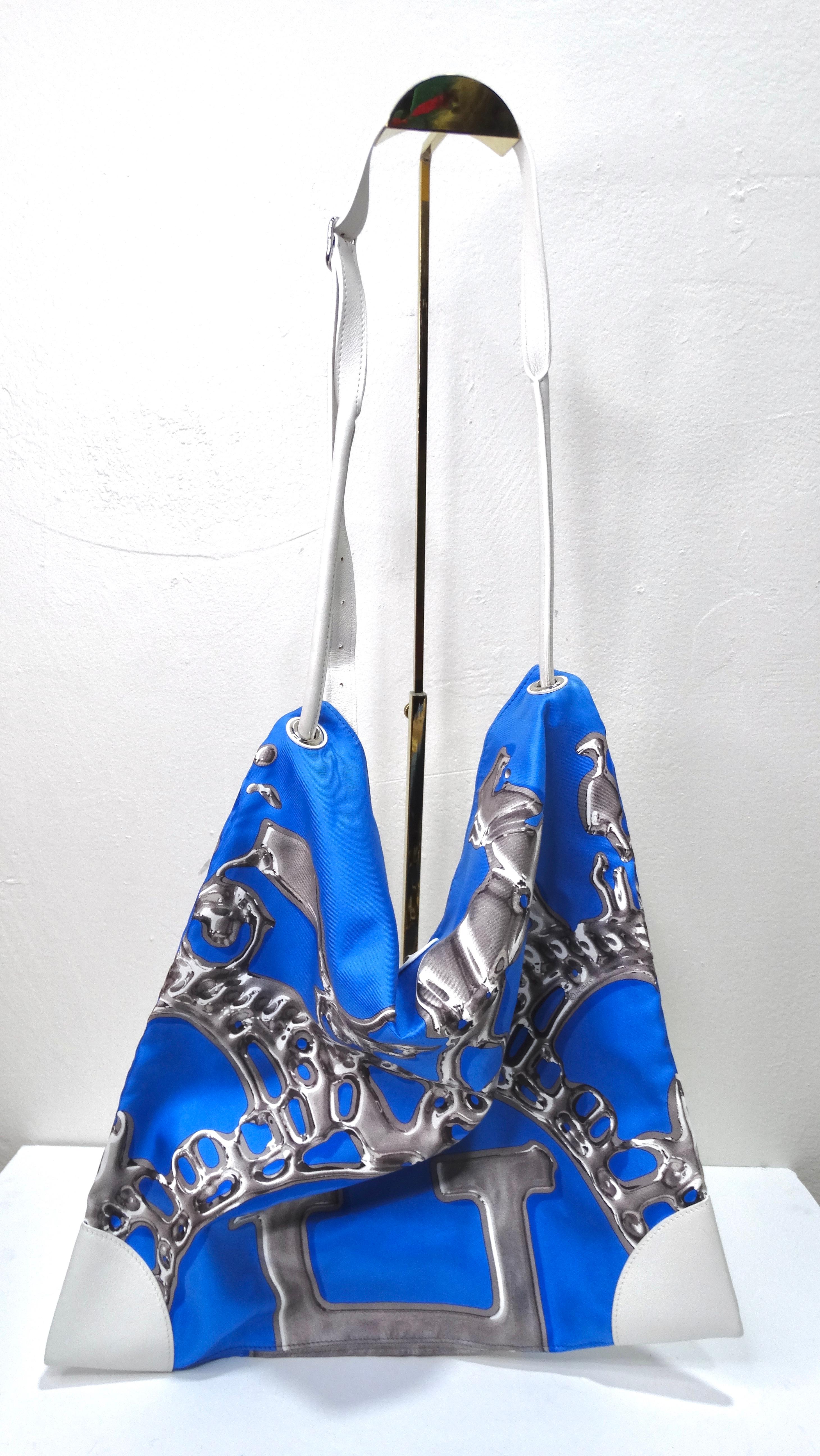 Il n'y a rien de tel que ce sac à main extraordinaire ! Ce sac à main a une teinte bleu électrique qui apportera une touche inattendue à n'importe quel ensemble. Ce sac est un authentique sac Hermès Silk City 33 de l'année 2011 ! Le corps du sac est