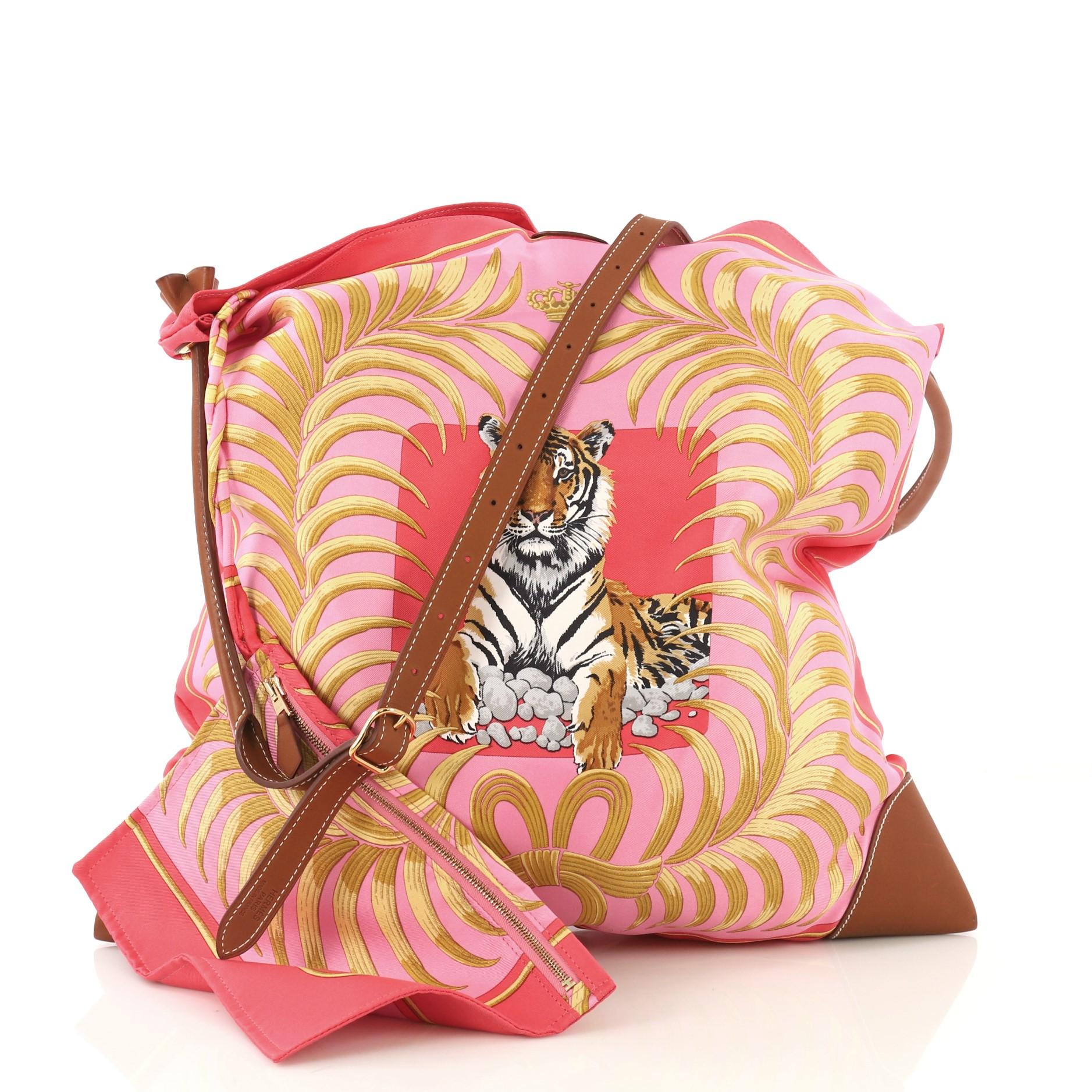 This Hermes Silky City Handbag Printed Silk and Leather GM, crafted in Fauve Barenia leather and Multicolor Silk, features an adjustable looping shoulder strap, Tigre Royal print, inside pouch, and gold hardware. It opens to a Pink Silk interior.