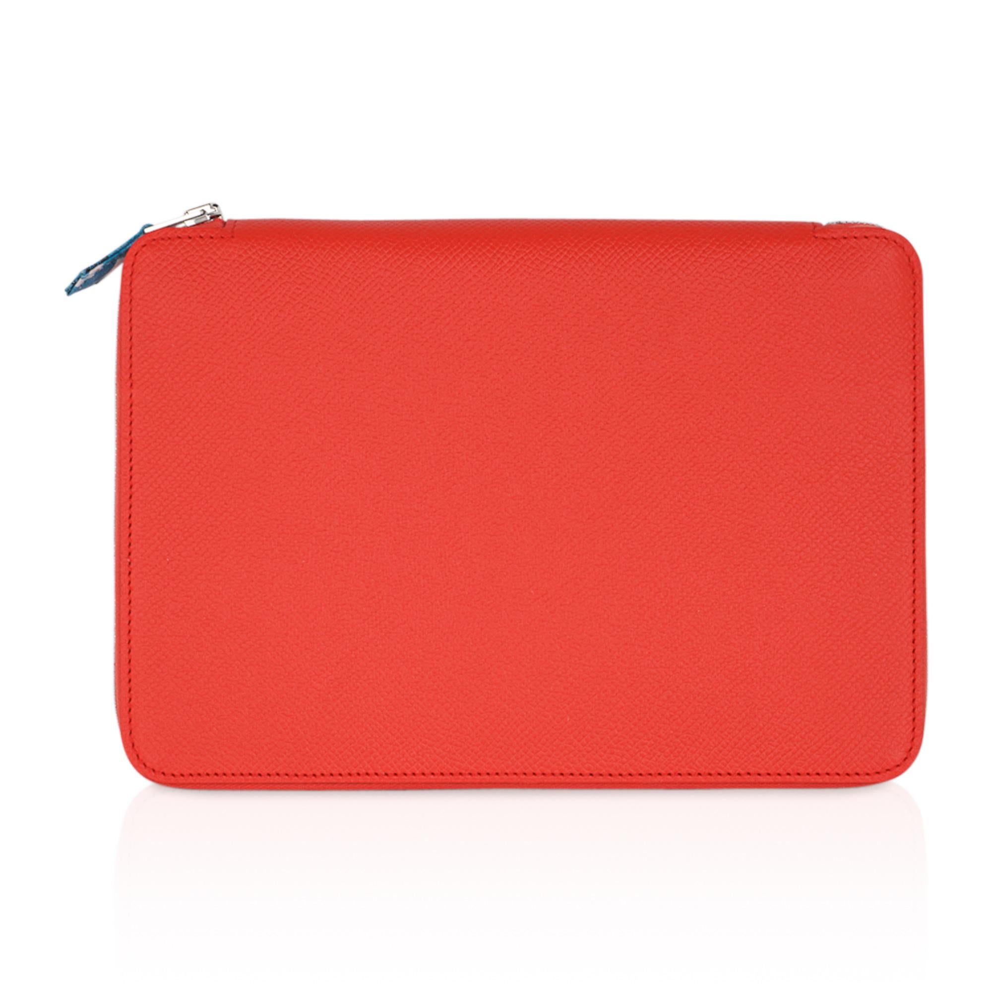 Hermes Silkydaily Globe-Trotter Agenda featured in Rose Jaipur.
Epsom leather with zip around for easy access.
The cover opens to a silk print interior.
Two long slot pockets and three small slots, with 2 clasps to held the agenda insert.
Leather