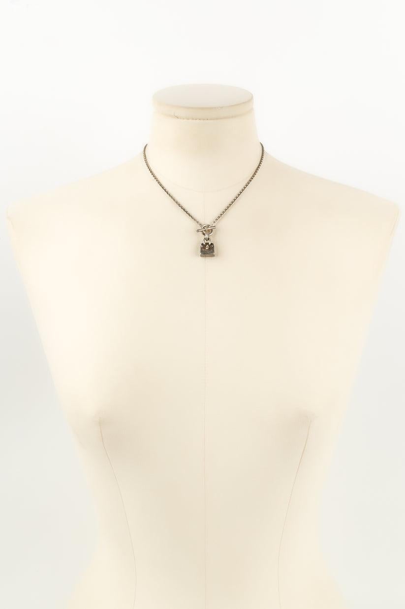 Hermes - (Made in France) Fine necklace Amulet model in silver and its pendant symbolizing a Hermès bag.

Additional information:
Dimensions: Length : 39 cm
Condition: Very good condition
Seller Ref number: BC69