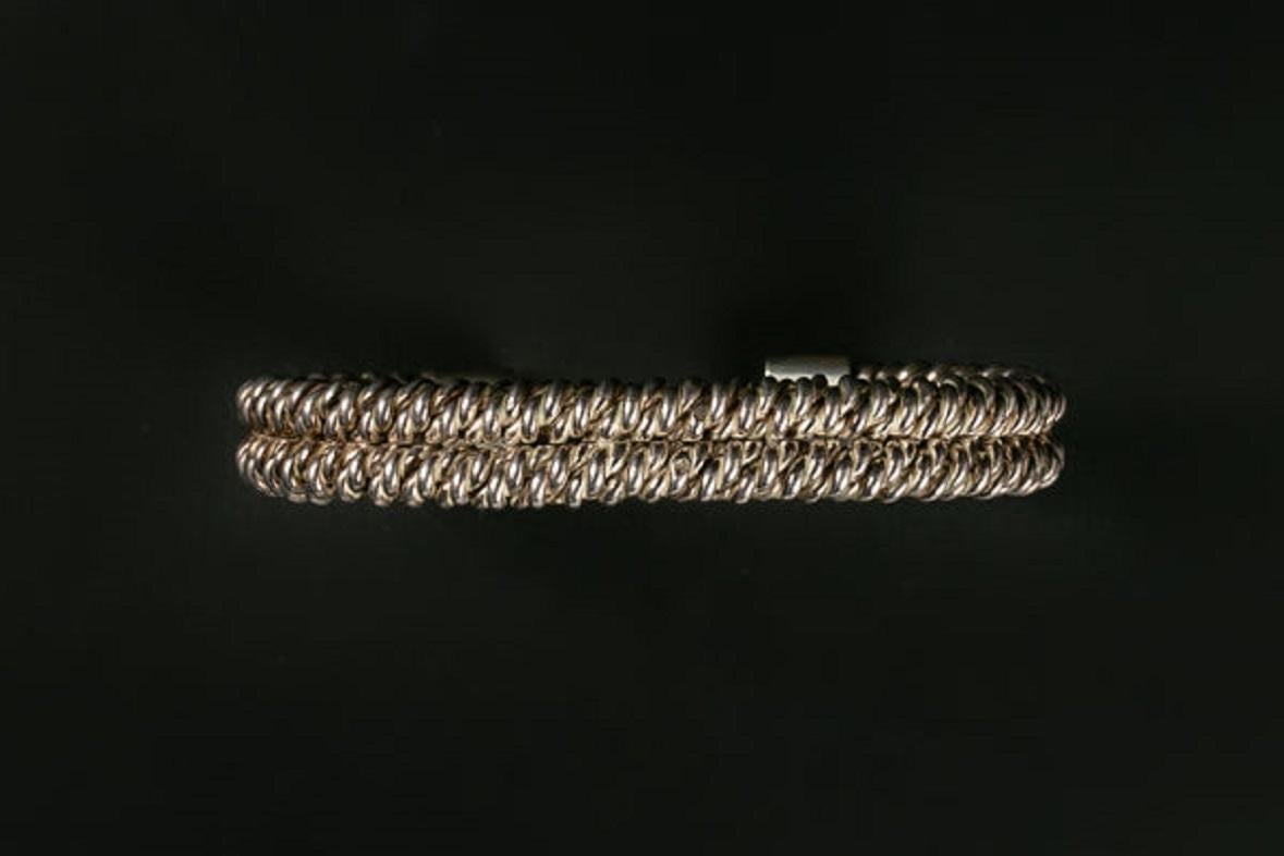 Hermes (Fabriqué en France) Bracelet en argent massif représentant deux brins de corde.

Informations complémentaires :
Dimensions : Circonférence : 14 cm (5.51