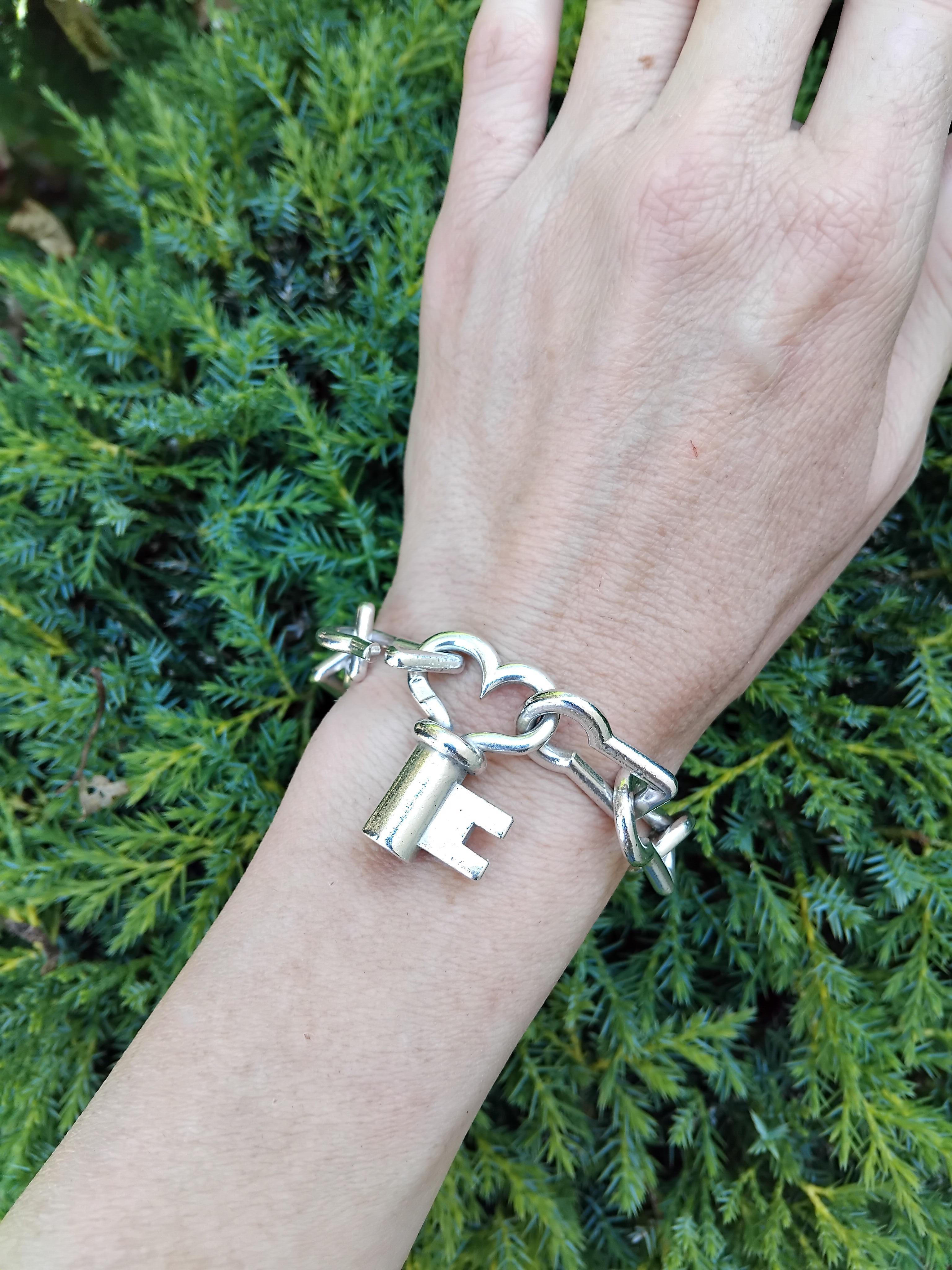 Hermès Silver Bracelet Keyhole Shaped Links Key Charm Clasp en vente 14