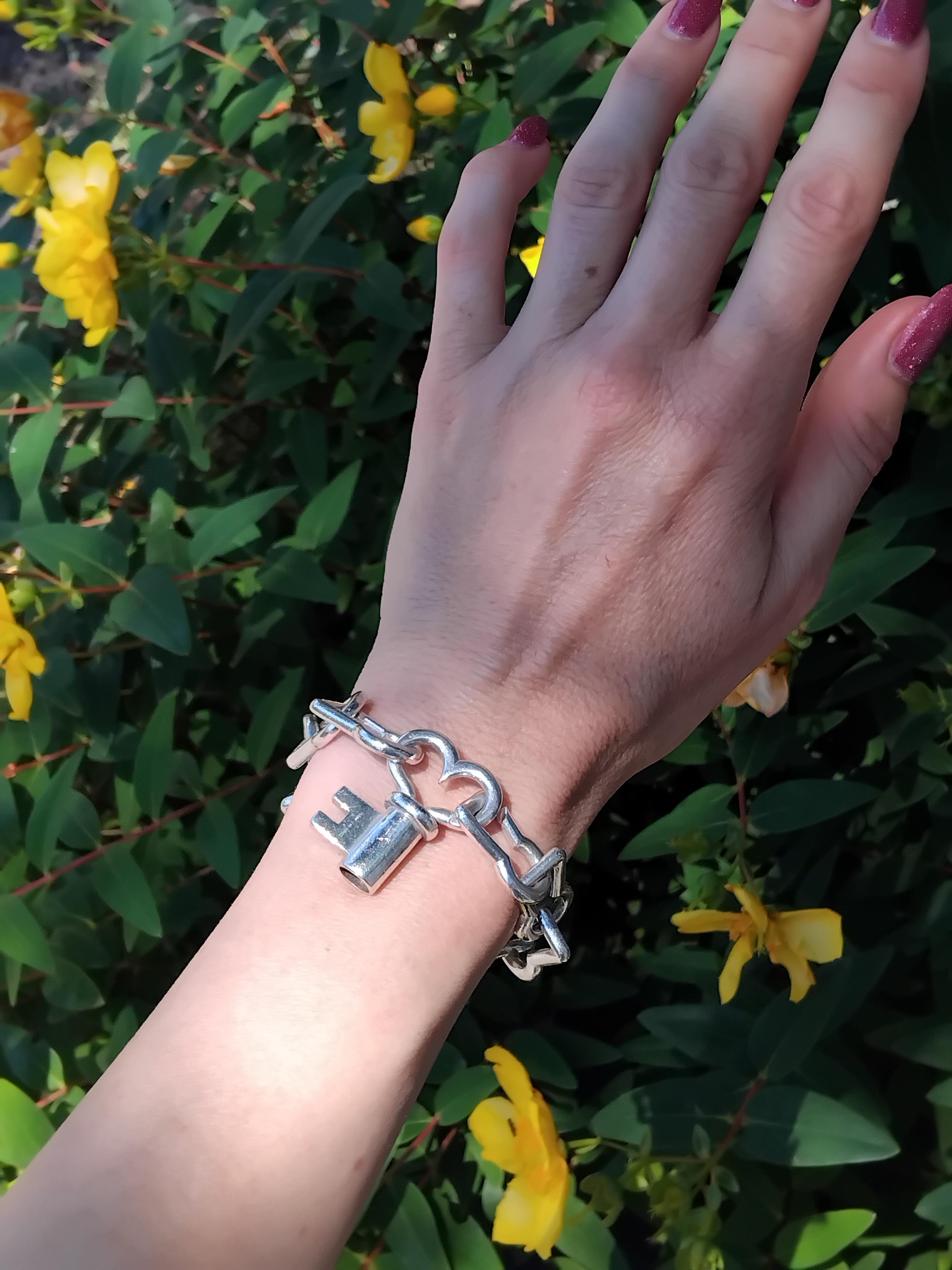 Hermès Silver Bracelet Keyhole Shaped Links Key Charm Clasp en vente 15