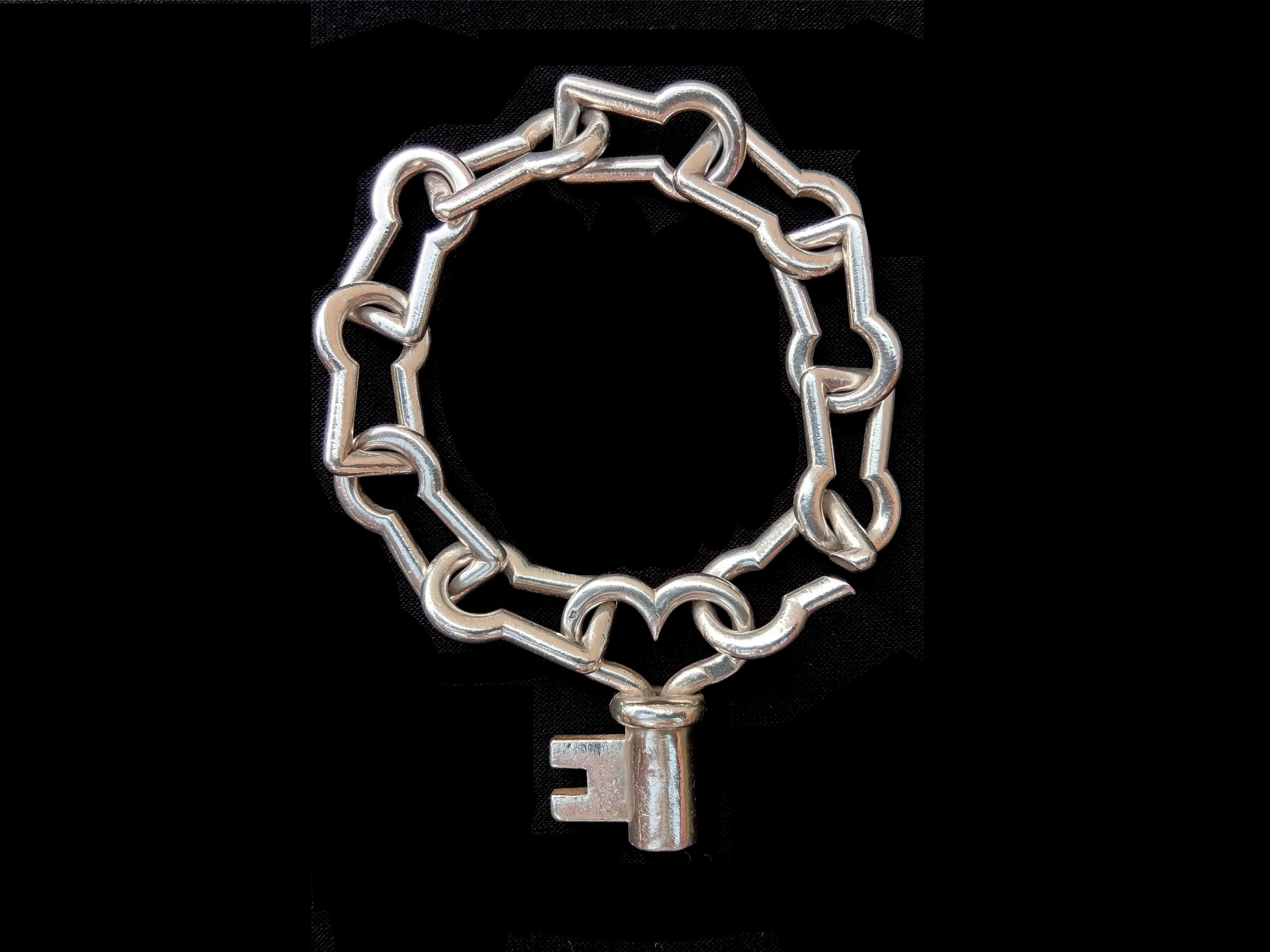 Exceptionnel et ravissant bracelet Hermès authentique

10 maillons en forme de trou de serrure, fermoir en forme de cœur

Fabriqué en France

En argent

Coloris : argenté

