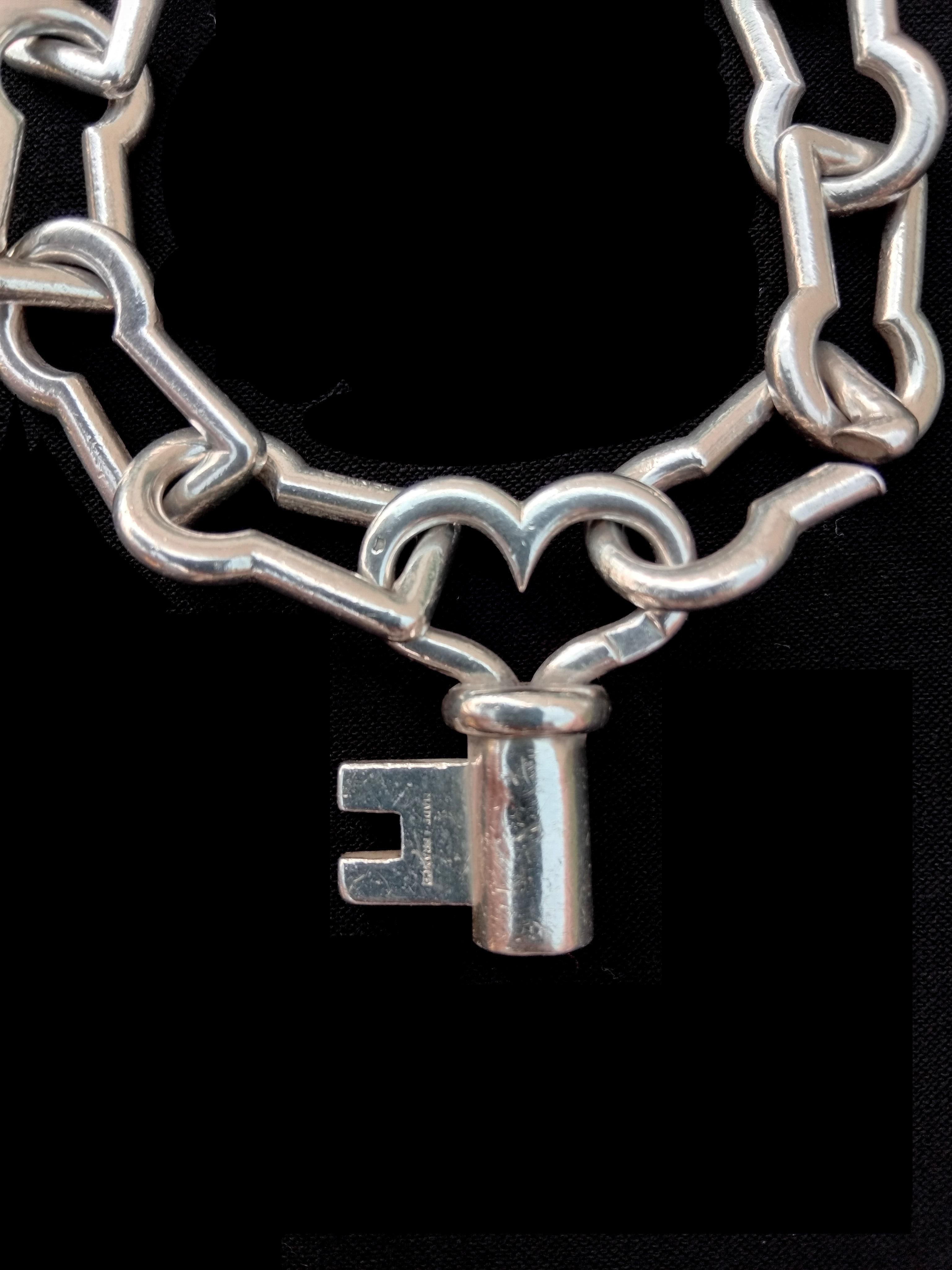 Hermès Silver Bracelet Keyhole Shaped Links Key Charm Clasp en vente 2