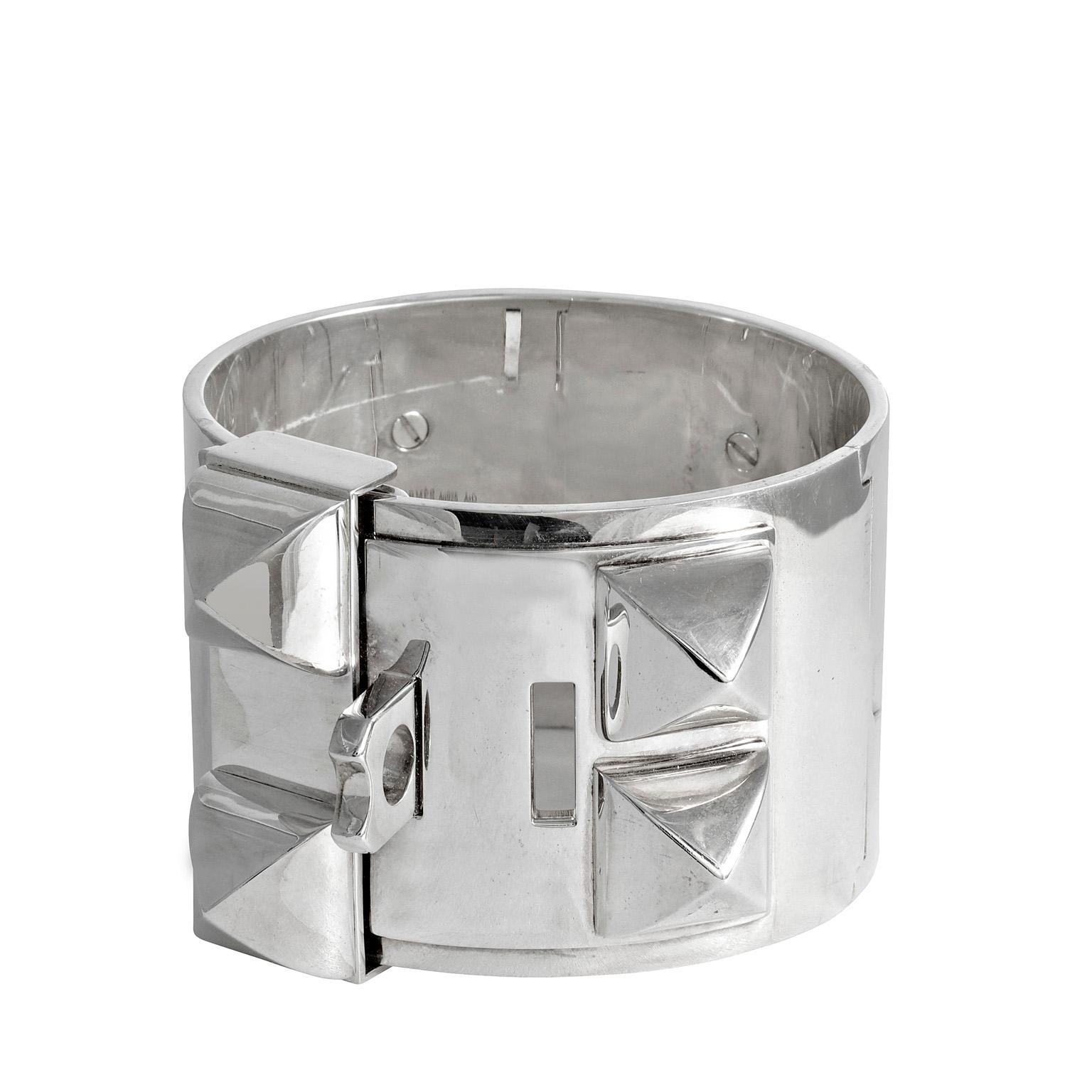 This authentic Hermès Silver Collier de Chien Cuff Bracelet is in pristine condition. Sterling silver iconic cuff.  Pyramid studs, hinged opening, adjustable length.  PM size. Box included.

PBF 12787