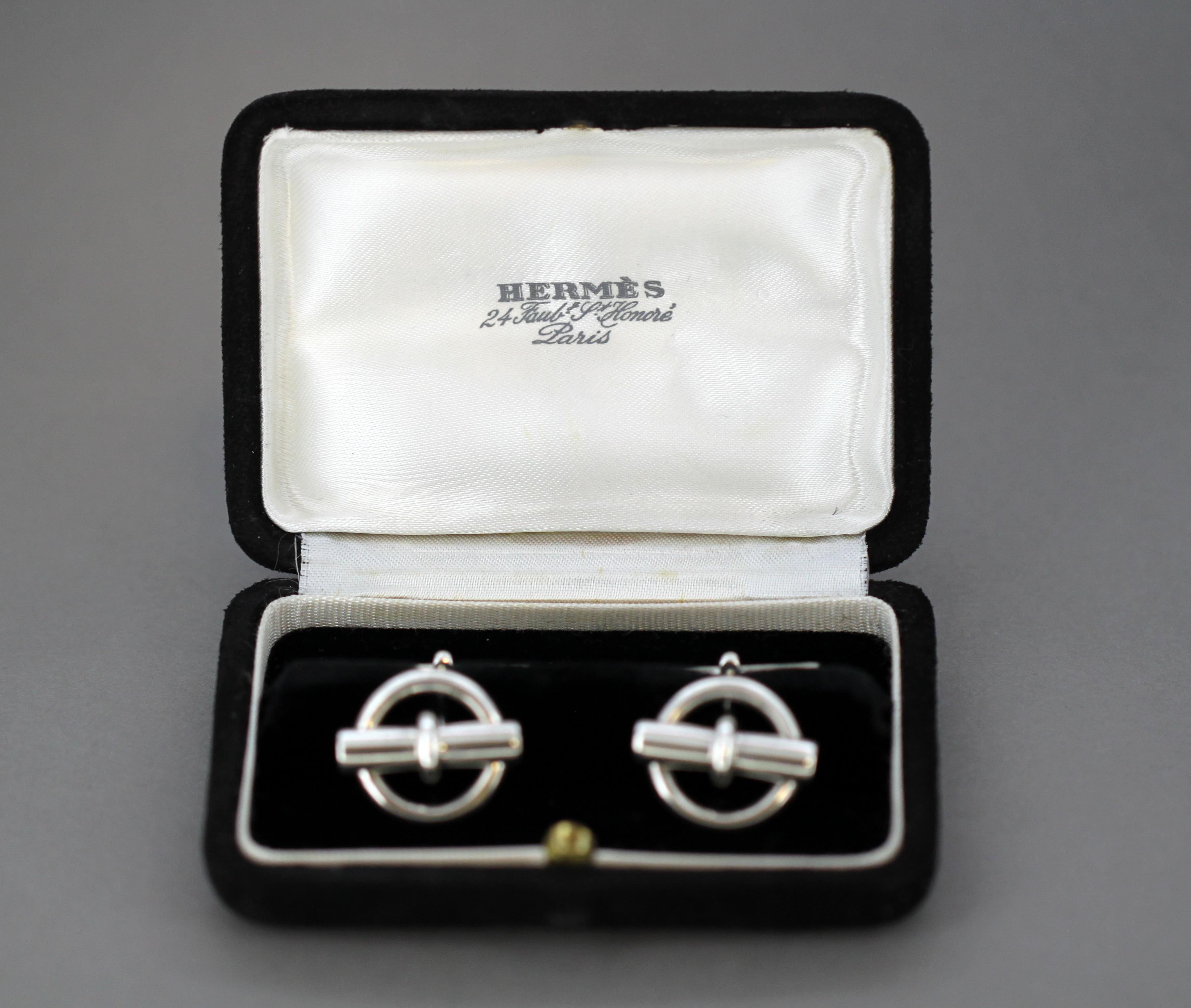 Silver mens cufflinks
Designer : Hermés
Made in London 2001
Fully hallmarked.

Dimension - 
Length x Width : 3 x 2.2 cm
Weight : 25 grams

Condition: Cufflinks is pre-owned, has some surface wear from general usage and minor age wear, no damage,