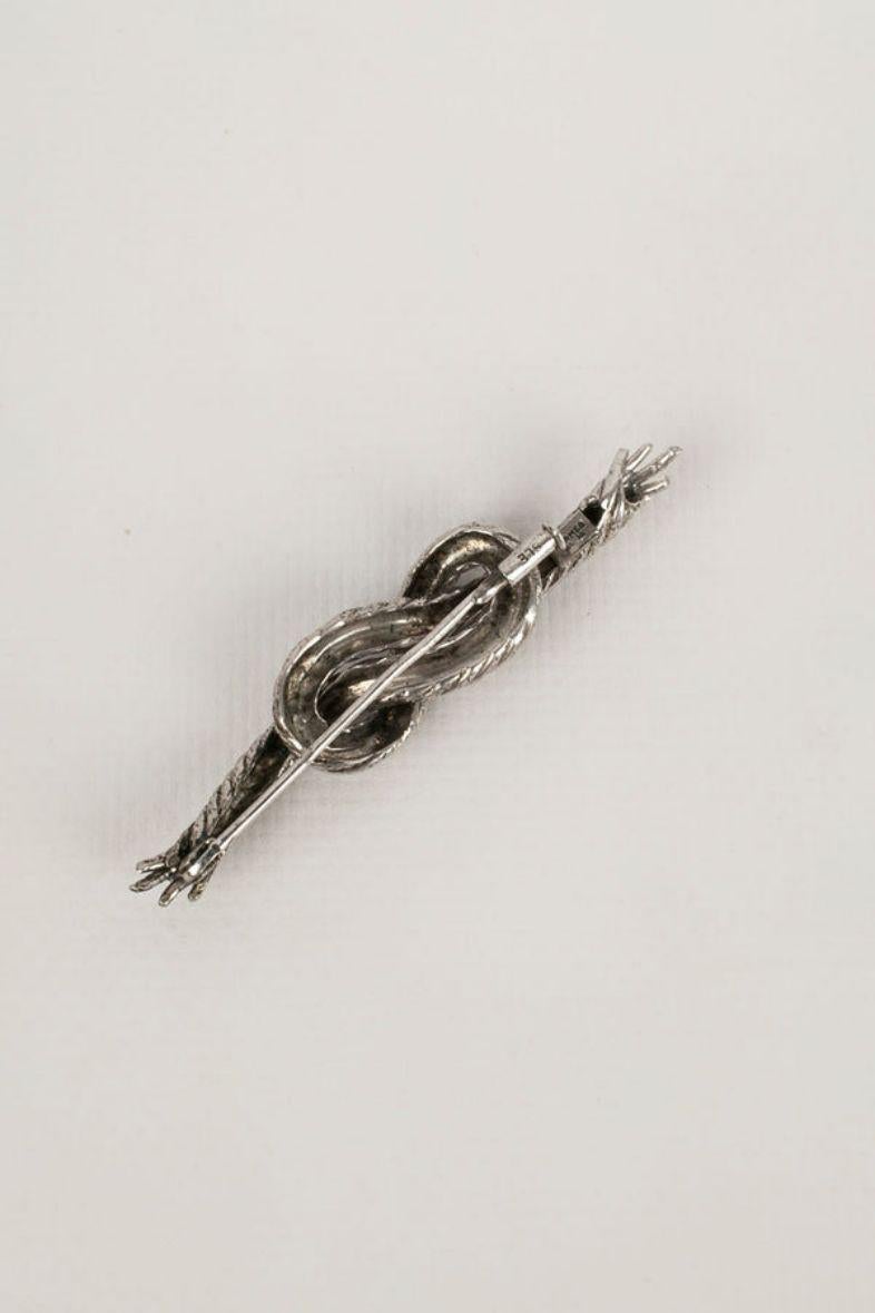 Hermès -Silver brooch featuring a knot of eight in rope.

Additional information:
Dimensions: Length: 7 cm
Condition: Very good condition
Seller Ref number: BR25