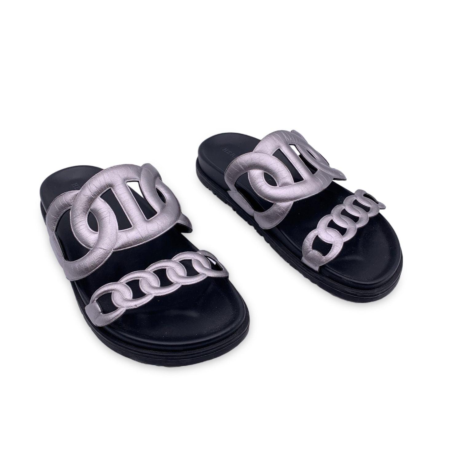 Hermès Extra slide sandals. Silver metal leather upper. Chaine d'Ancre inspired straps. Anatomical rubber sole. Size 37. Foot lenght: 9 inches - 23 cm. Retail price is 710 €

Details

MATERIAL: Leather

COLOR: Silver

MODEL: Extra

GENDER:
