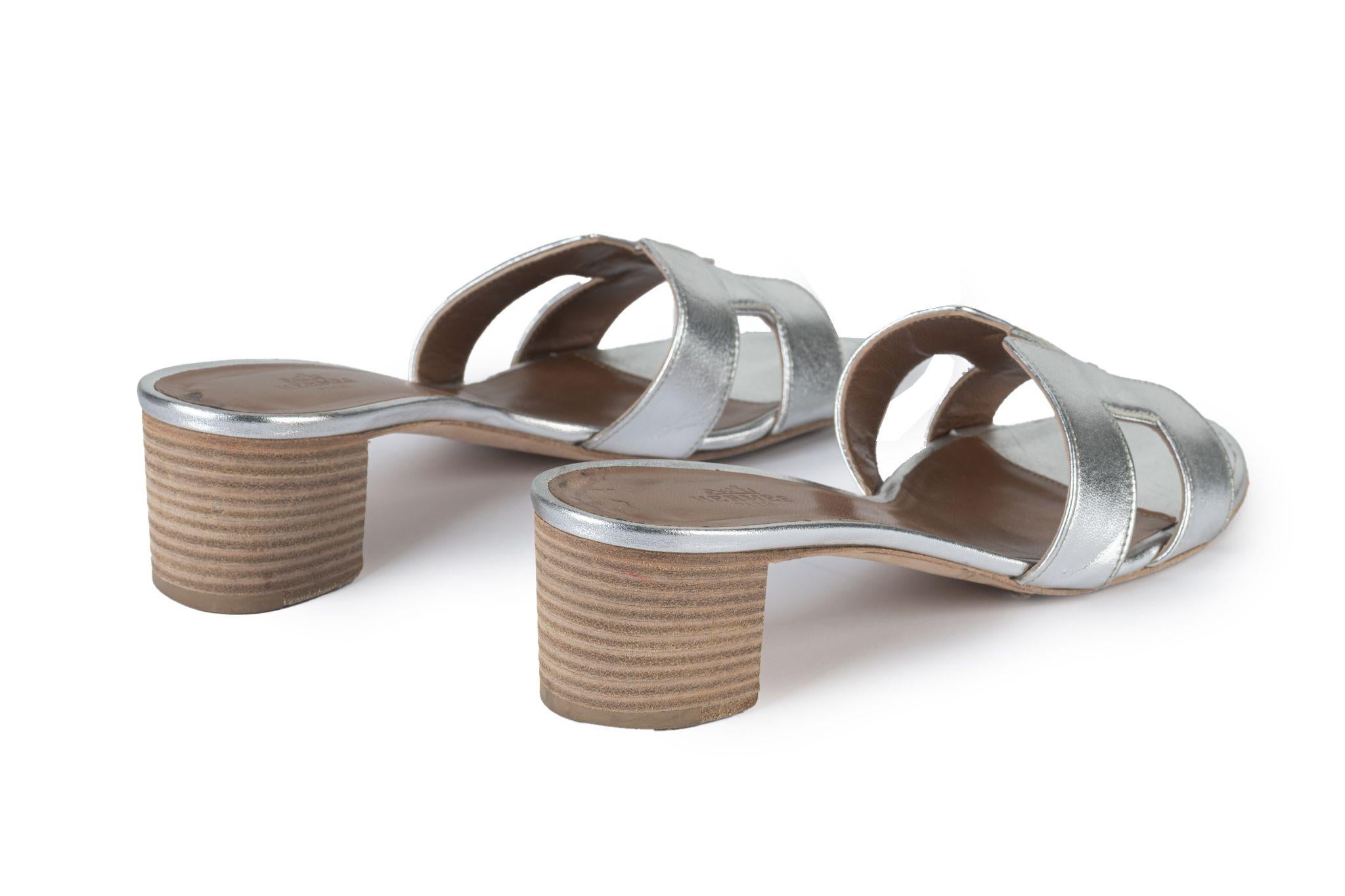 These Hermès Oasis sandals have been crafted of leather and feature the iconic H. Size are European number 37. Heel measures 2