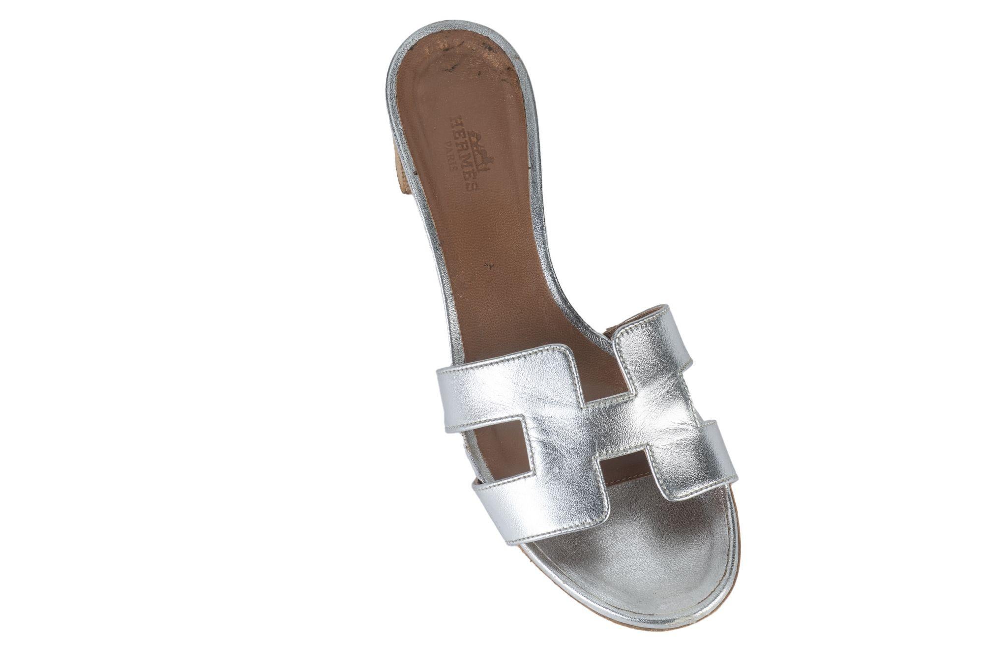 Hermès Silver Leather Oasis Slide Sandal In Excellent Condition For Sale In West Hollywood, CA