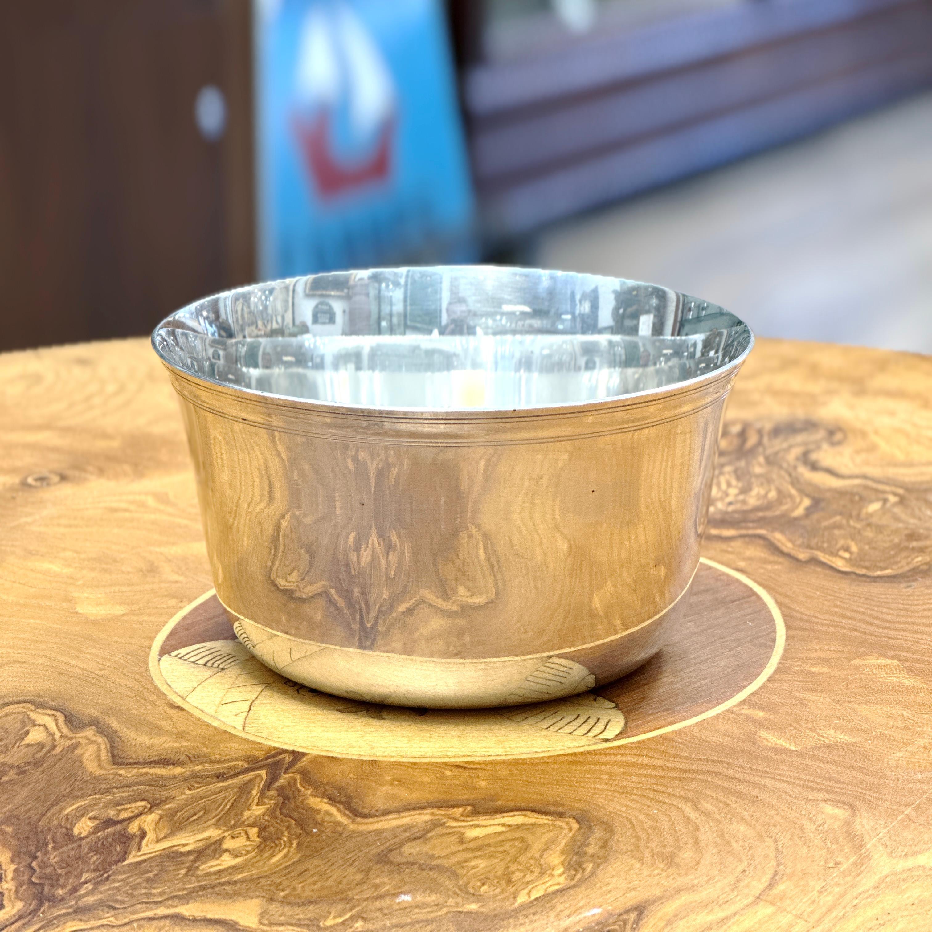 Here is a lovely Silver Metal Bowl produced by Hermes. This piece features simple and classic design with a linear decoration on the upper edge. Made in France circa 1980s

Good general condition, some small signs due to normal use over