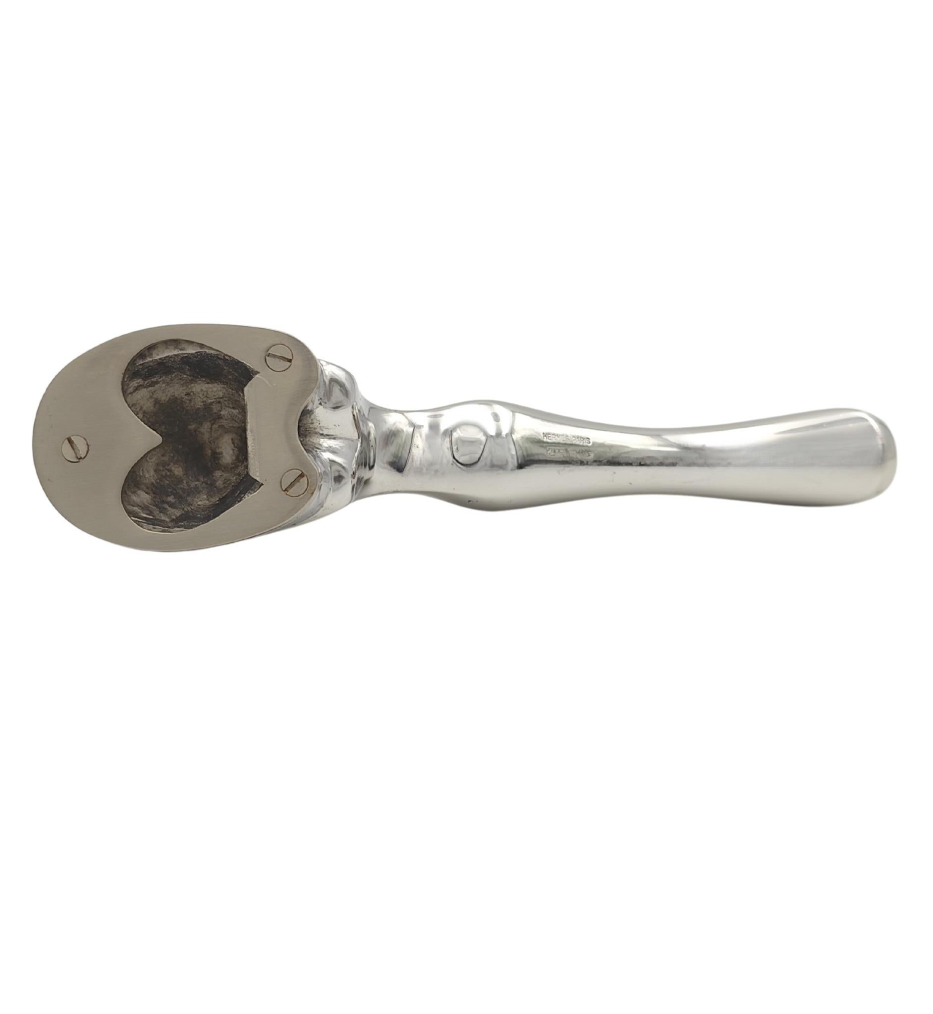 Apribottiglie Hermès
A forma di zampa di cavallo
Metallo argentato
Logo inciso
Raro anni '60/'70

Misure:
14.5x3.5x3 cm
5.75x1.5x1.25 in

Ottime condizioni
Piccoli segni d'uso