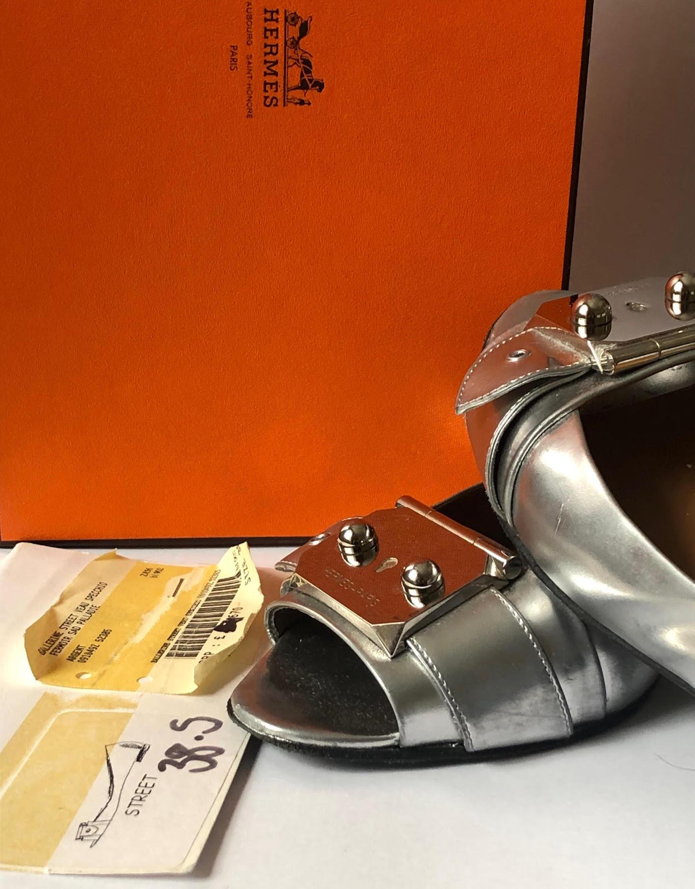 HERMÈS Ballerines en cuir argenté métallisé HERMÈS SAD Palladie Clasp Flats Taille 38.5

Ballerine Hermès Rue en argent avec SAD  PALLADIE, fermoir avec logo Hermès. Ces ballerines à bout ouvert sont réalisées à la main en cuir Veau Specchio de