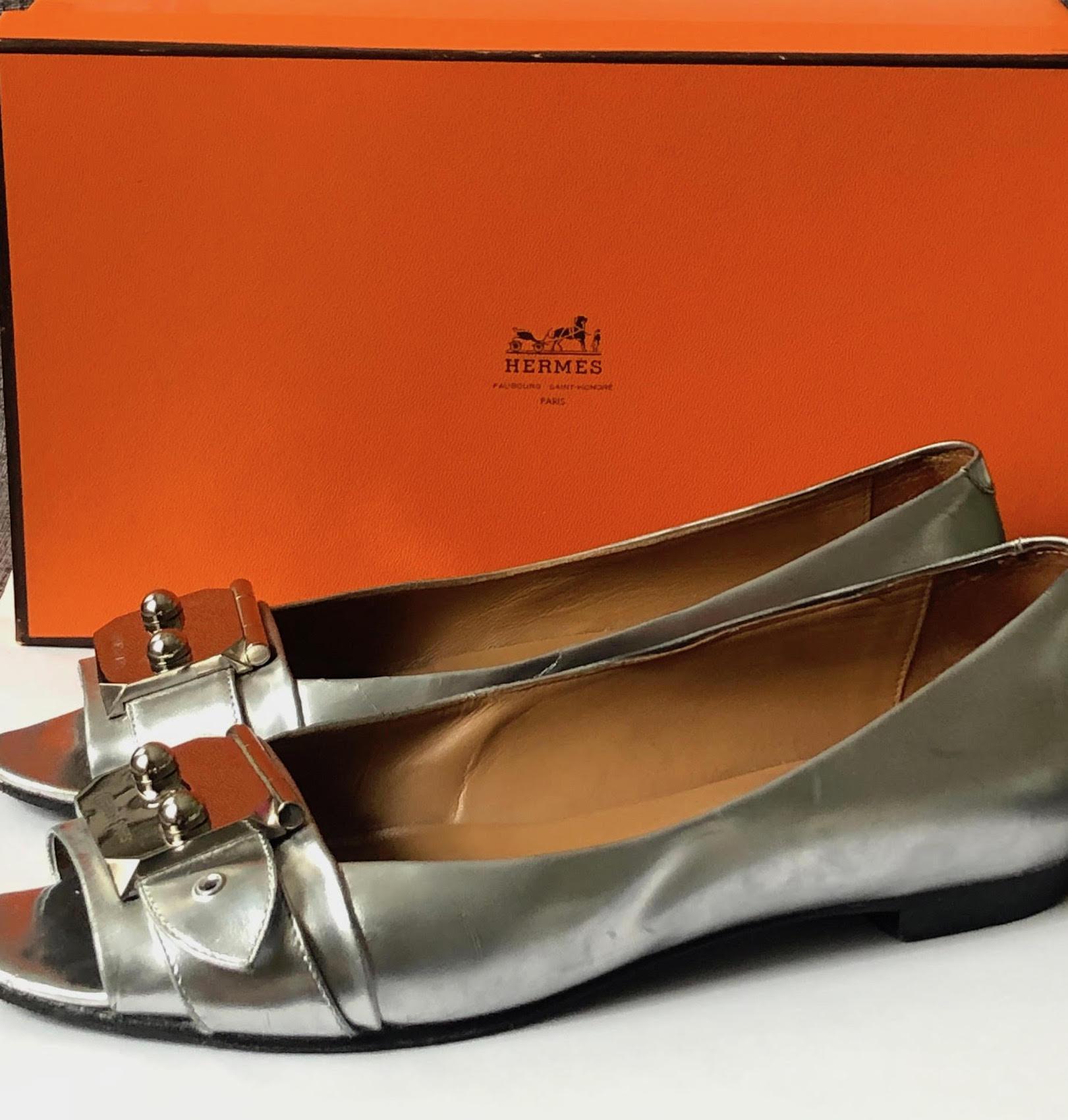 Marron HERMÈS Ballerines en cuir argenté métallisé HERMÈS SAD Palladie Clasp Flats Taille 38 en vente