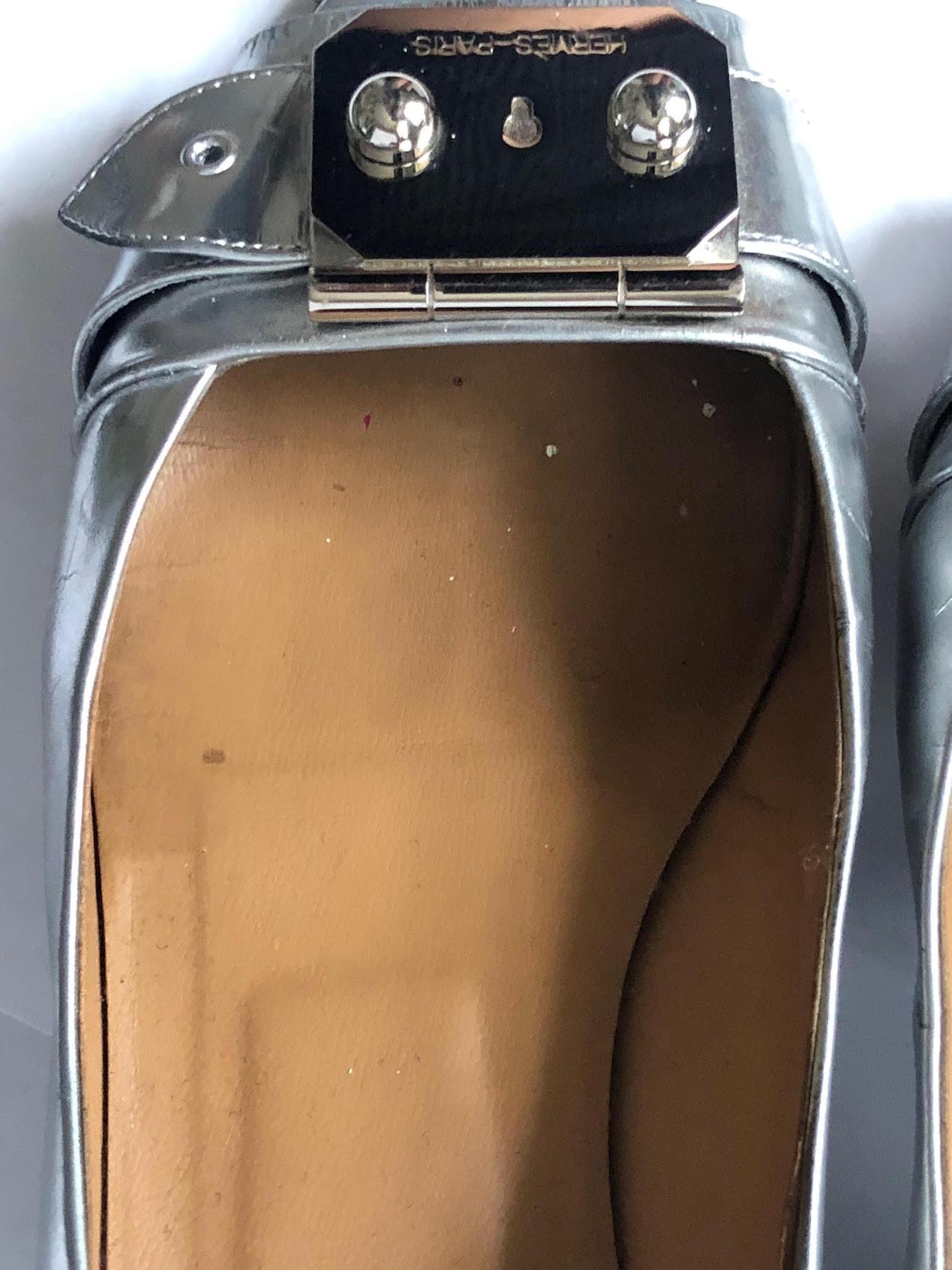 HERMÈS Silver Metallic Leather Ballerina HERMÈS SAD Palladie Clasp Flats Size 38 In Good Condition For Sale In London, GB