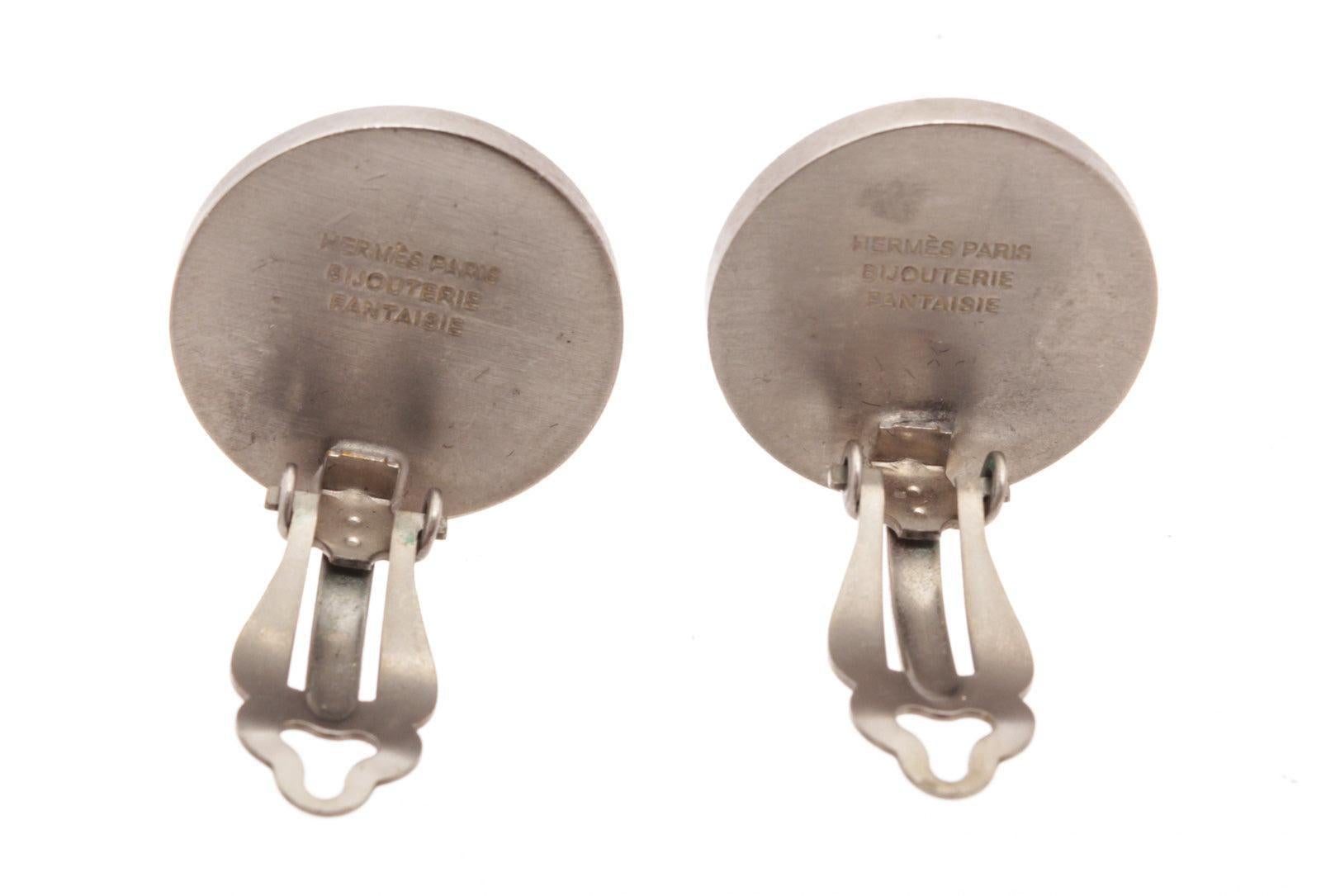 Boucles d'oreilles Hermes en nacre d'argent, avec accessoires en métal argenté.
29343MSC
