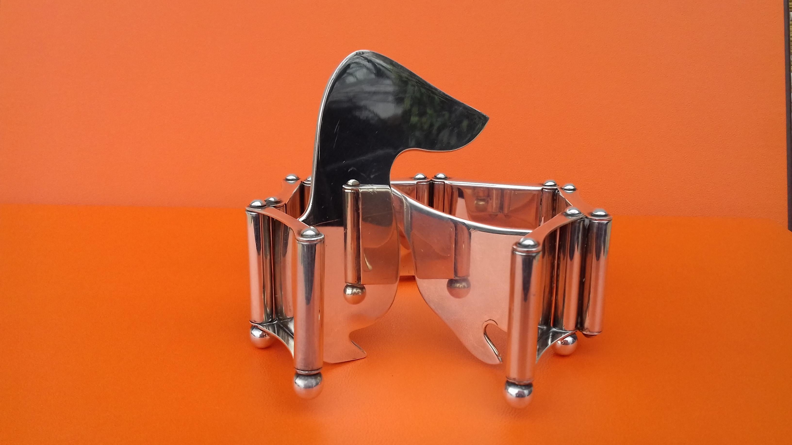 Exceptional Authentic Hermès Photos Holder

Absolutely stunning, a rare collector item

Dachshund shaped, the body is made up of 6 small articulated photos frames

Made in France

Made of Silver Plate

