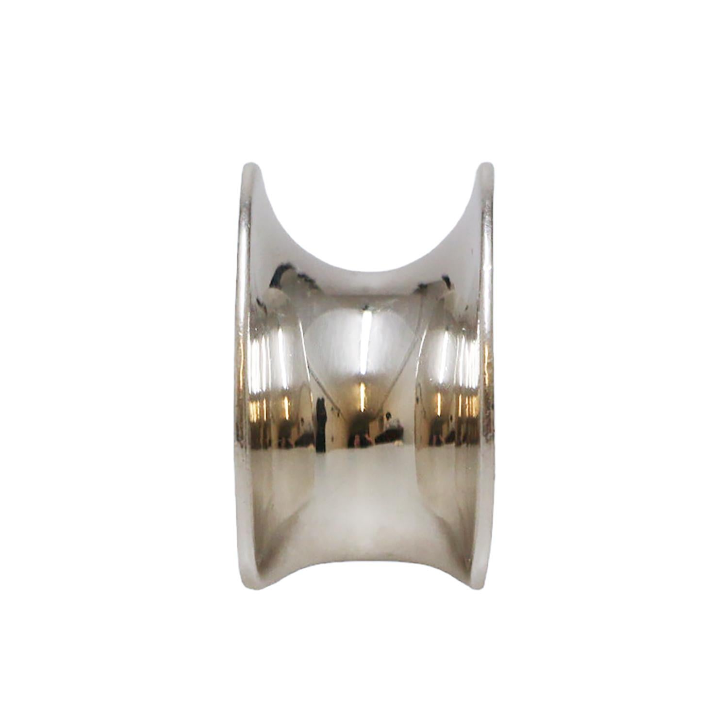 Beautiful Hermès silver ring, size 52, comes in its original dustbag and Hermès box
Condition : very good
Made in Italy
Size: 52
Material : sterling silver  925/1000
Color : silver
Measurements : width of the ring 0.7 cm , ornament 3.7 x 1.8