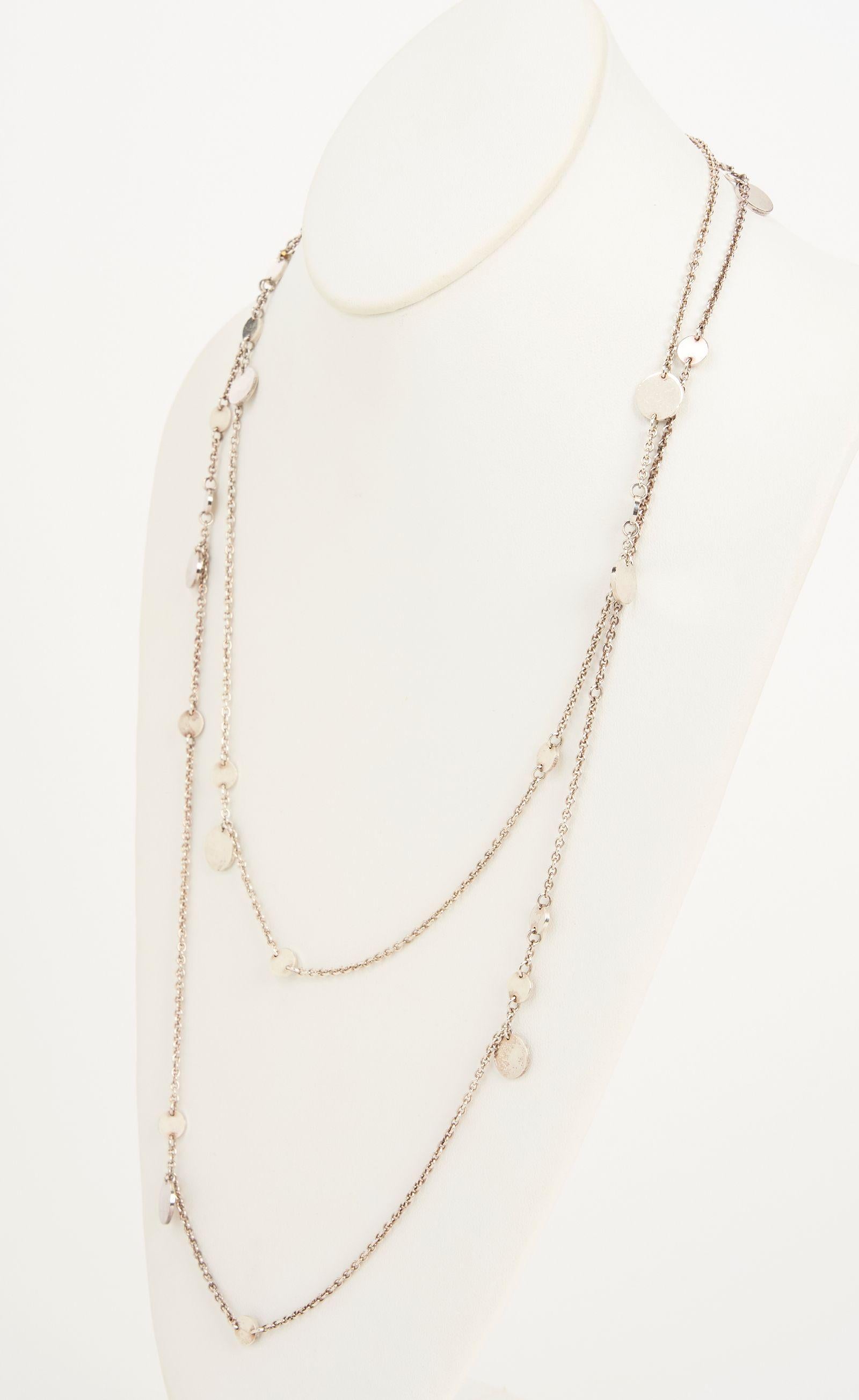 Ce collier est réalisé en argent sterling et en or rose 18 carats, avec un disque de station en or rose 18 carats et un fermoir à mousqueton.
Ce collier est accompagné d'une boîte à bijoux Hermès et d'une pochette de voyage en cuir.