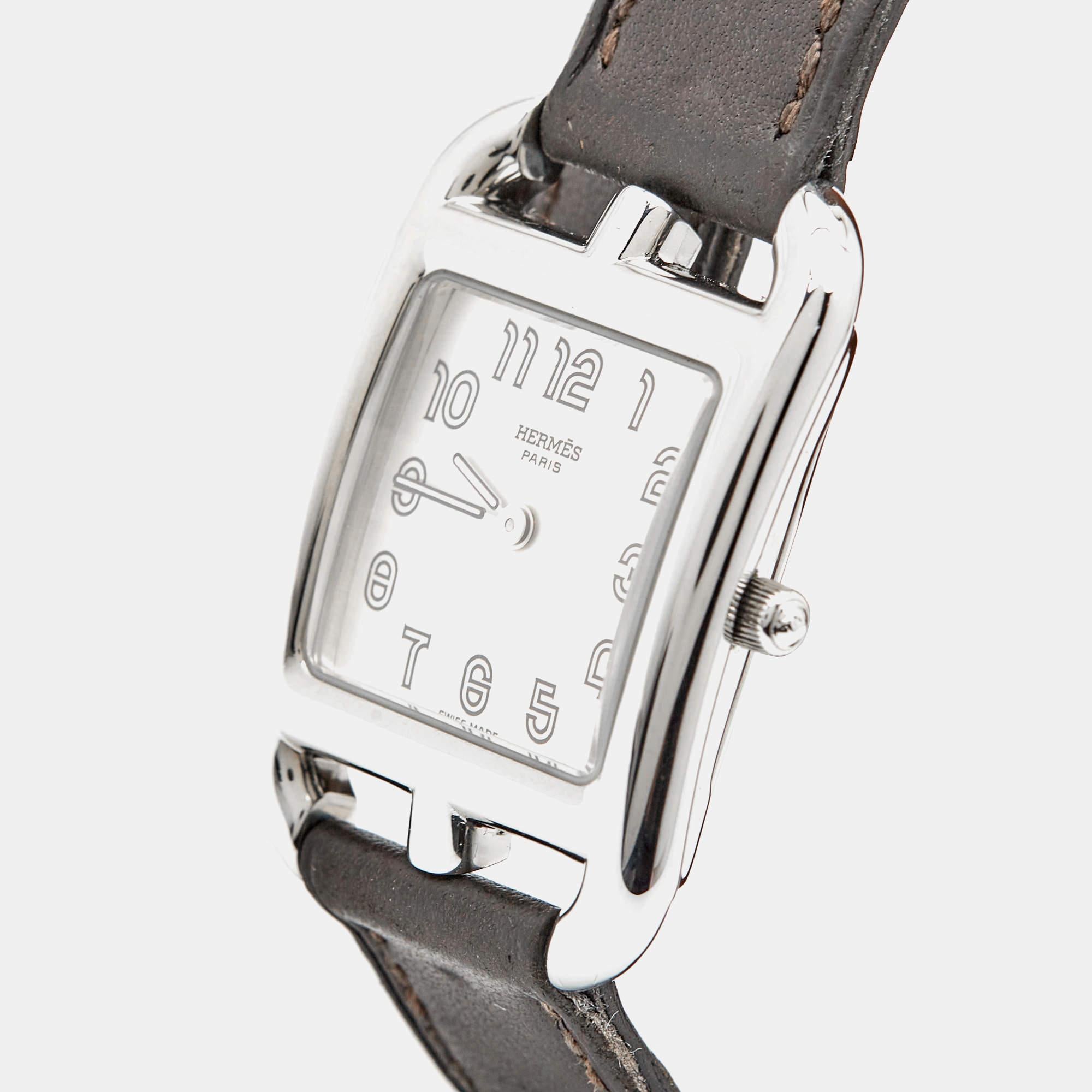 A timeless silhouette made of high-quality materials and packed with precision and luxury makes this wristwatch the perfect choice for a sophisticated finish to any look. It is a grand creation to elevate the everyday experience.
