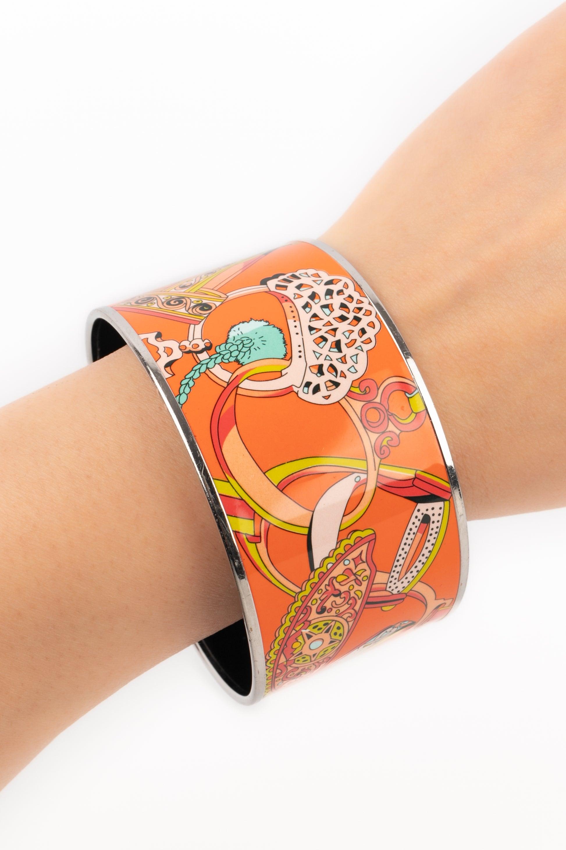 Hermès - (Made in France) Silvery metal bracelet with orange-tone printed enamel.

Additional information:
Condition: Very good condition
Dimensions: Circunference: 20 cm - Diameter: 6.5 cm

Seller Reference: BRA89
