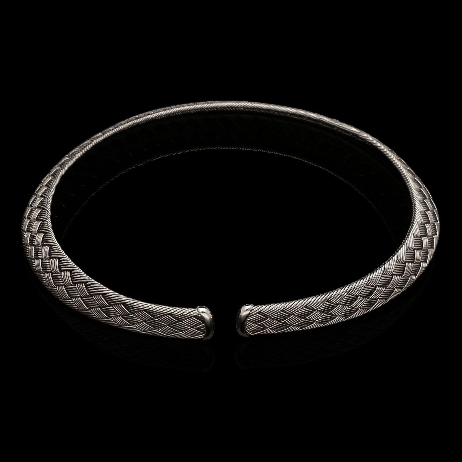 Collier de style torque en or blanc 18ct par Hermès vers les années 1990, le collier torque rond et solide est formé de fils d'or blanc tissés en un motif hachuré croisé créant un motif en forme de diamant avec des fils dans des directions alternées