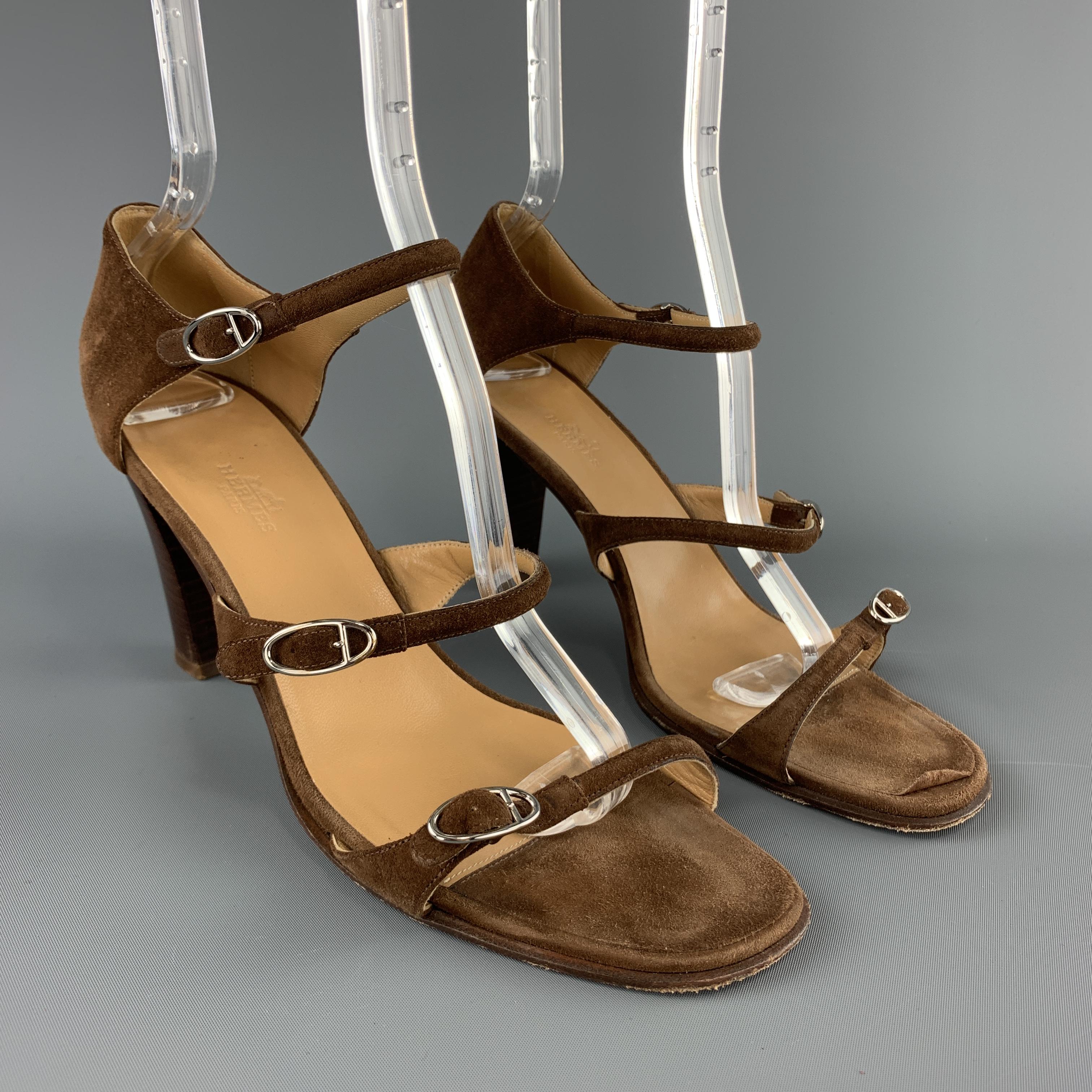 HERMES sandals come in warm brown suede with thee straps and a chunky stacked heel. Made in Italy.

Very Good Pre-Owned Condition.
Marked: IT 40

Heel: 3.5 in.
