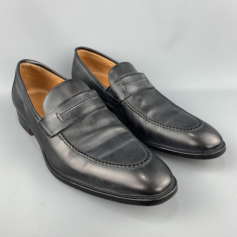 HERMES loafers come in black antique distressed effect leather with a pointed apron toe. With box. Made in Italy.
 
Excellent Pre-Owned Condition.
Marked: IT 45.5
Original Retail Price: $900.00
 
Outsole: 12.5 x 4.5 in.