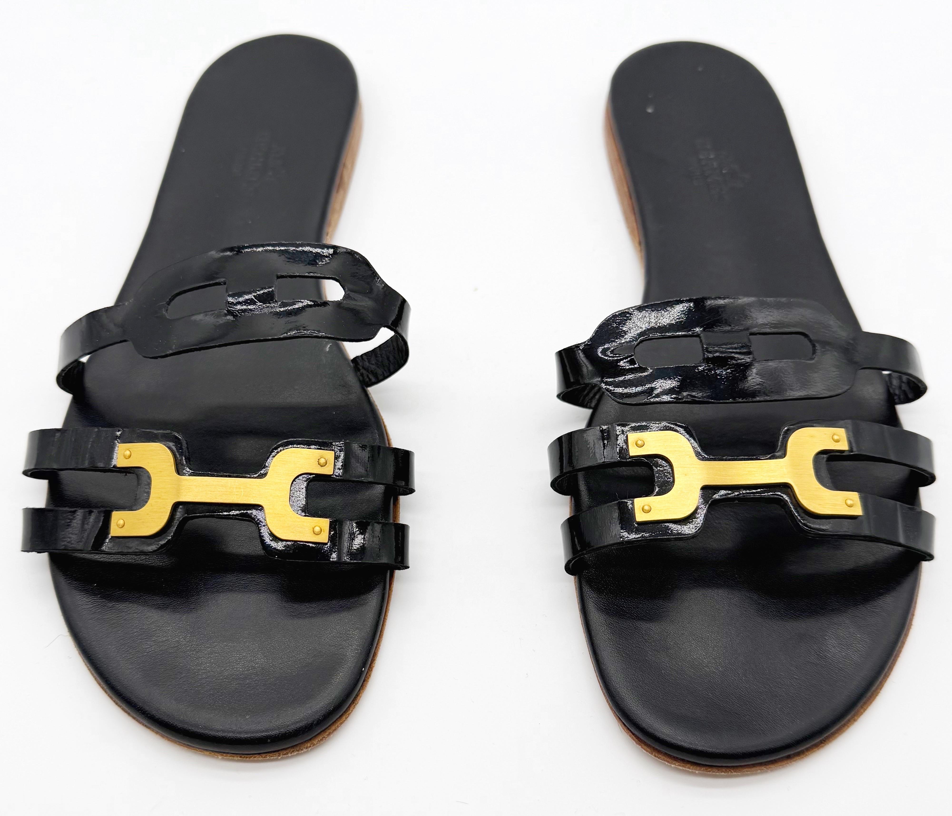 Hermes Größe 40 /9 - 9.5 Schwarz Lackleder Gold 2000s Sandalen Schuhe Y2K Slides im Angebot 6