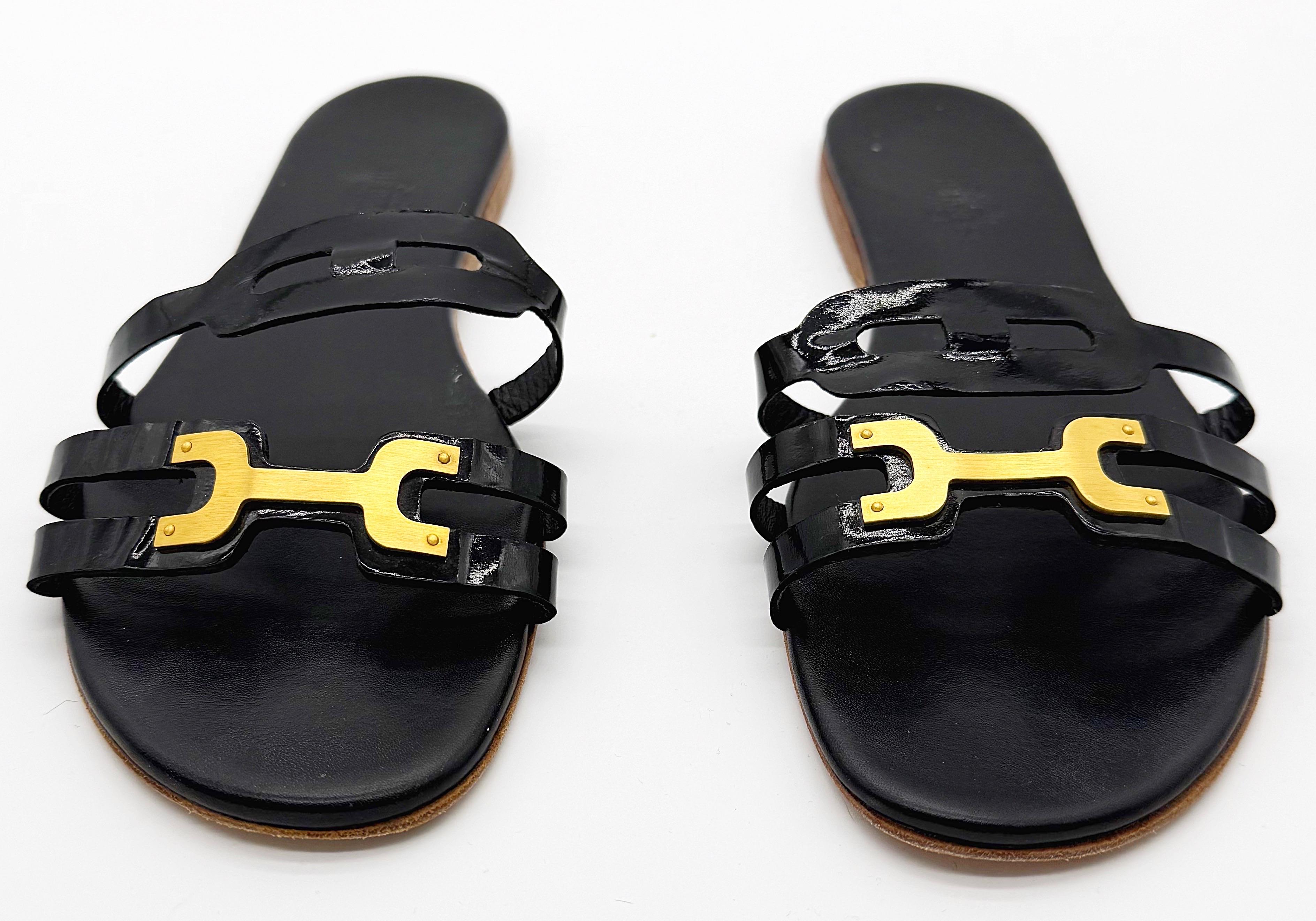 Hermes Größe 40 /9 - 9.5 Schwarz Lackleder Gold 2000s Sandalen Schuhe Y2K Slides Damen im Angebot