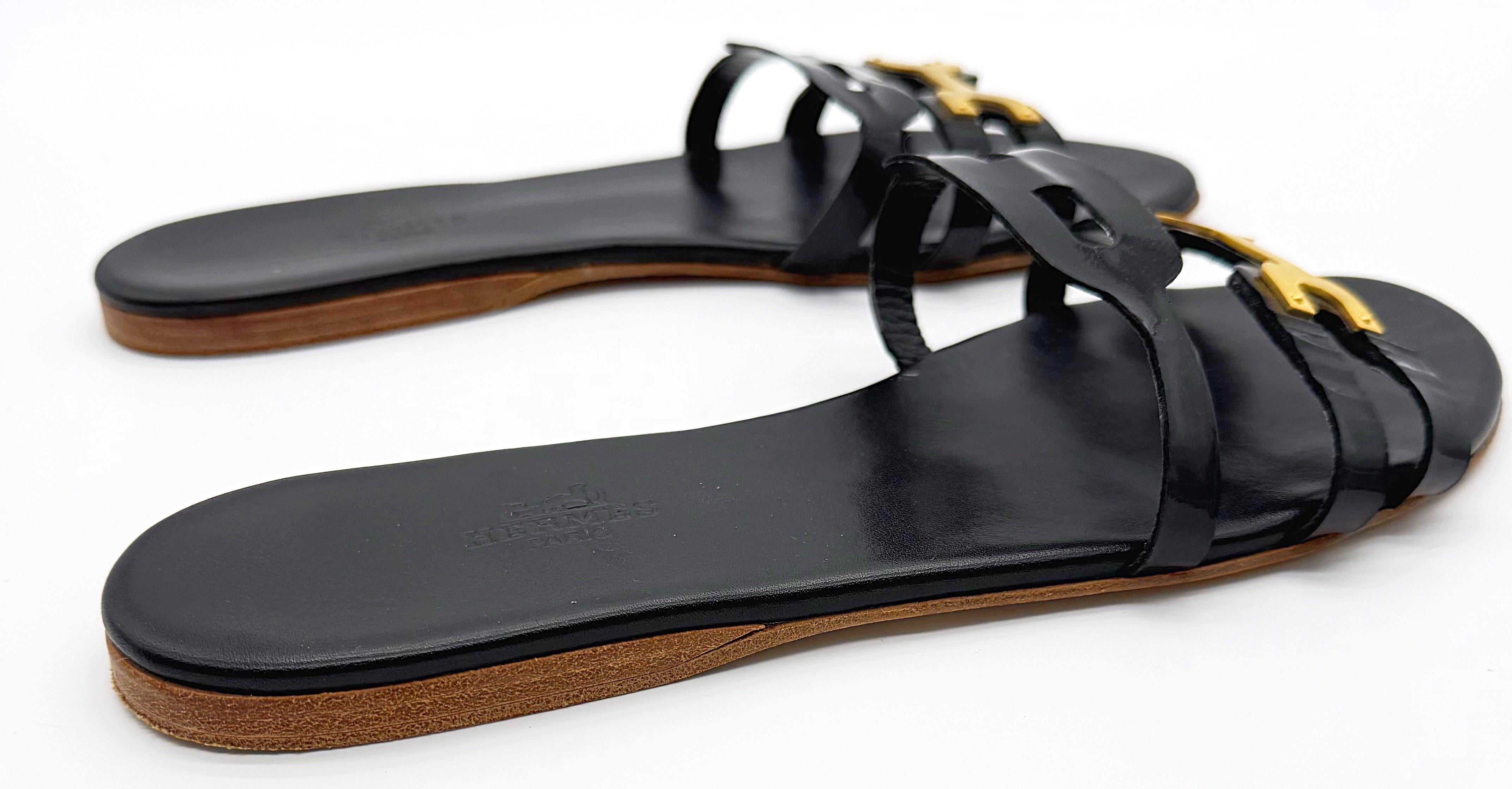 Hermes Größe 40 /9 - 9.5 Schwarz Lackleder Gold 2000s Sandalen Schuhe Y2K Slides im Angebot 1