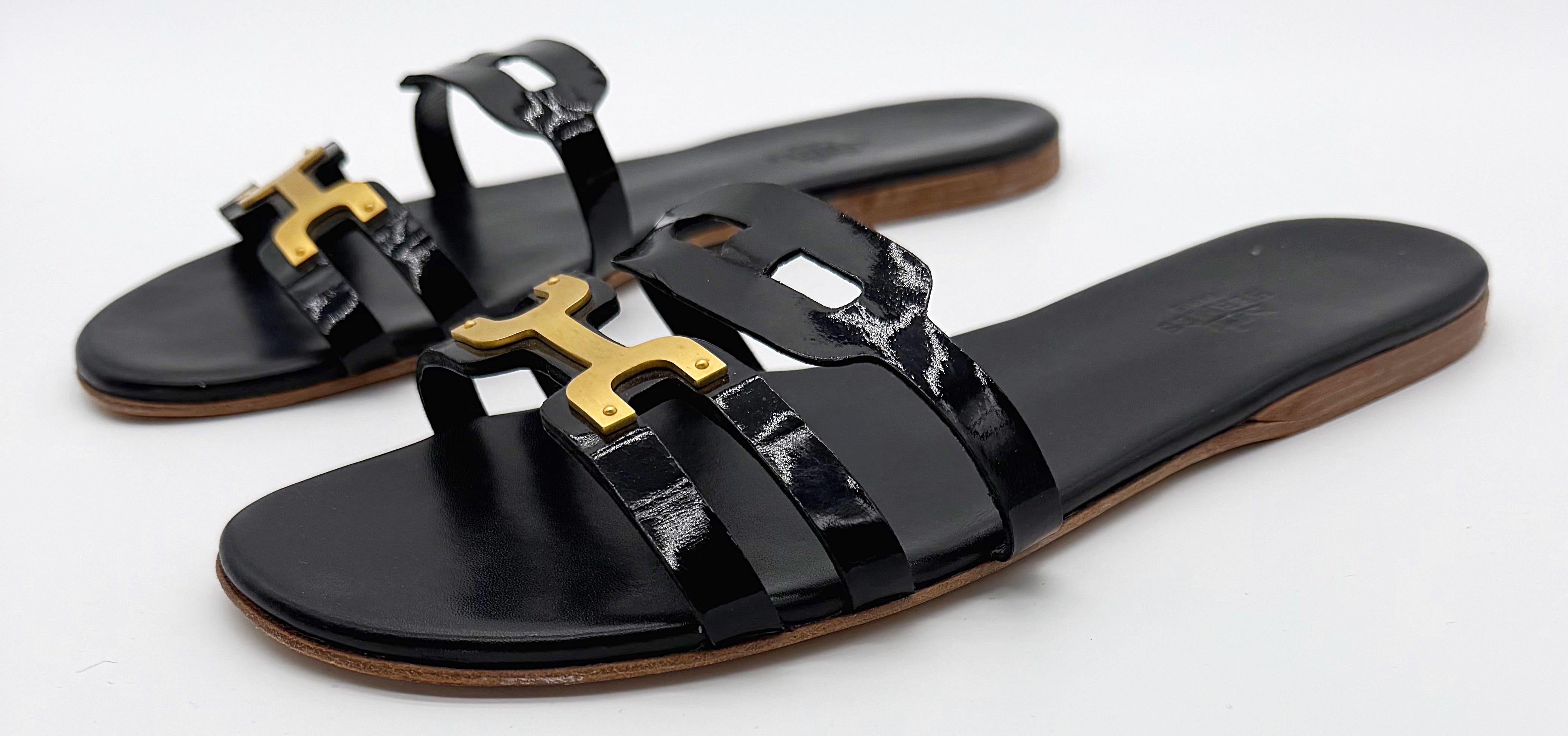 Hermes Größe 40 /9 - 9.5 Schwarz Lackleder Gold 2000s Sandalen Schuhe Y2K Slides im Angebot 3