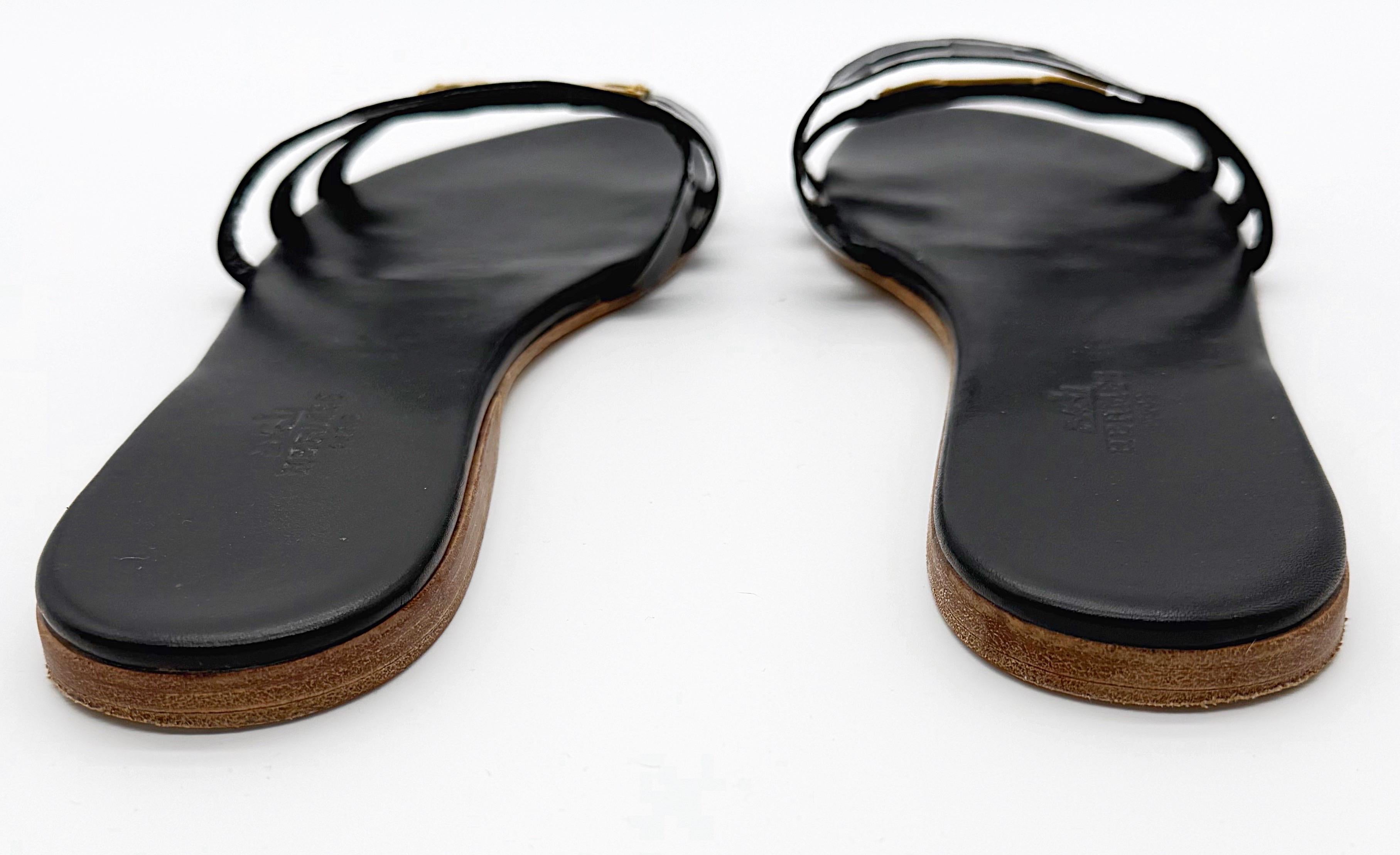 Hermes Größe 40 /9 - 9.5 Schwarz Lackleder Gold 2000s Sandalen Schuhe Y2K Slides im Angebot 4