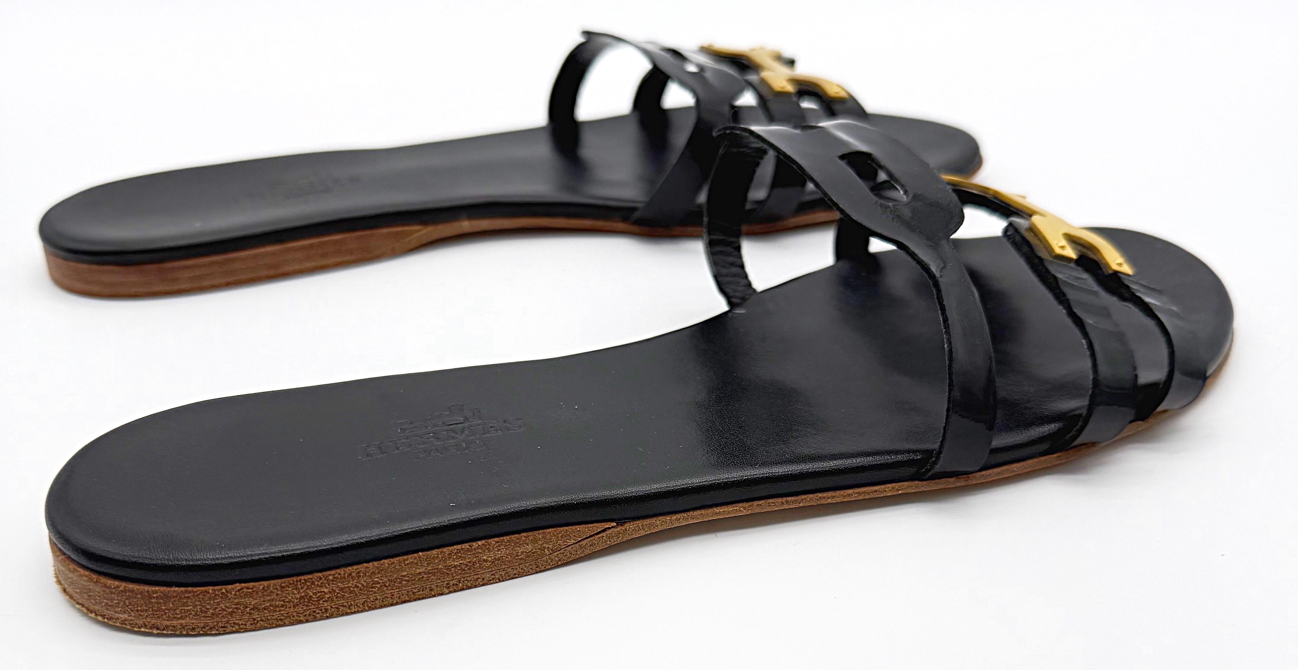 Hermes Größe 40 /9 - 9.5 Schwarz Lackleder Gold 2000s Sandalen Schuhe Y2K Slides im Angebot 5