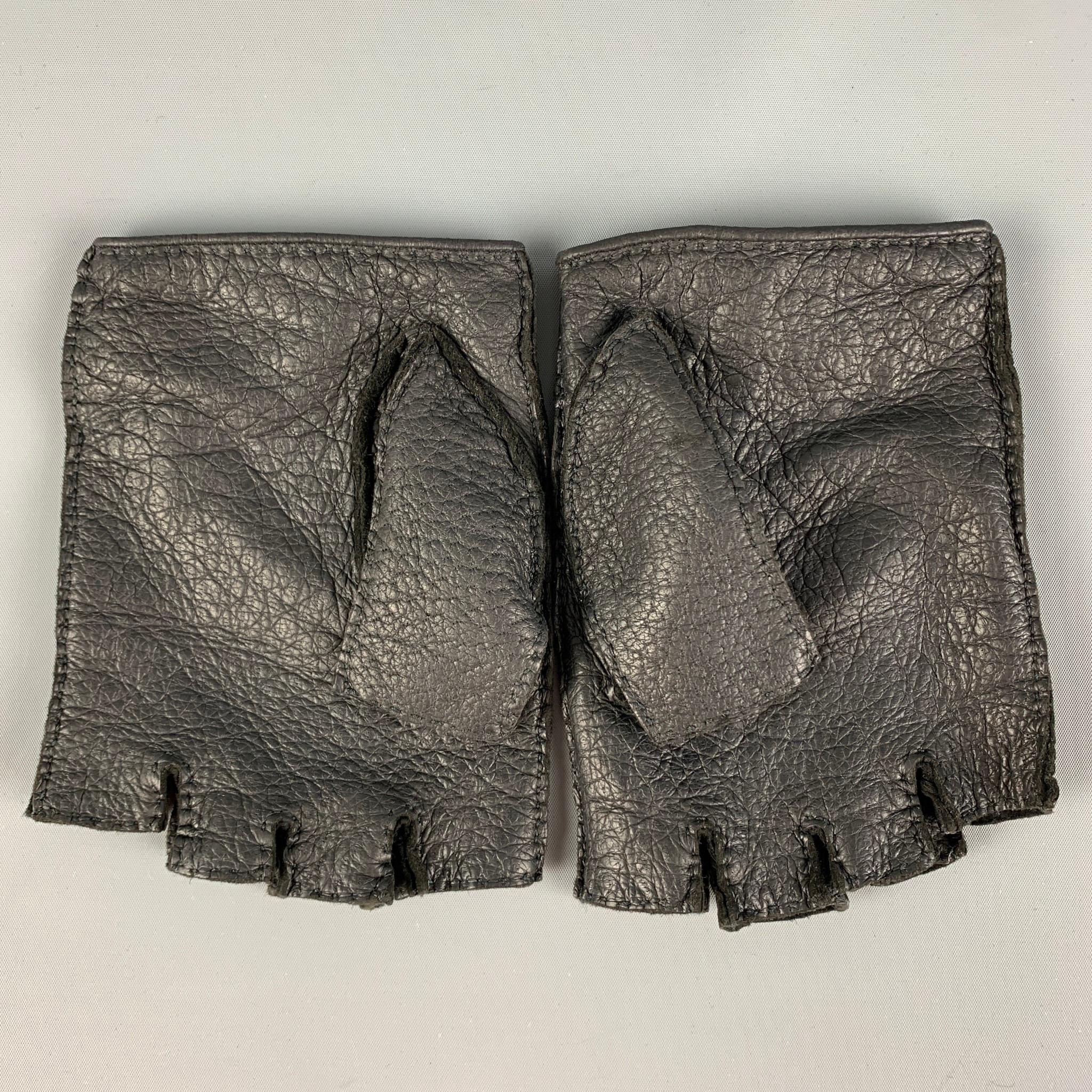 HERMES gloves comes in a black leather featuring a fingerless style, perforated design, and a snap button closure. Made in France. 

Good Pre-Owned Condition.
Marked:9

Measurements:

Height: 6 in.
Length: 4 in.