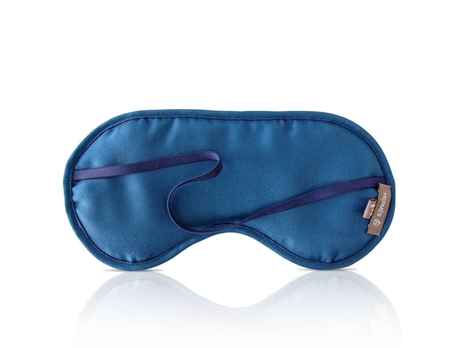 Hermes Sleep Eye Mask Mehrfarbige Seide lebhafte Federn Neu w/Kasten (Blau) im Angebot
