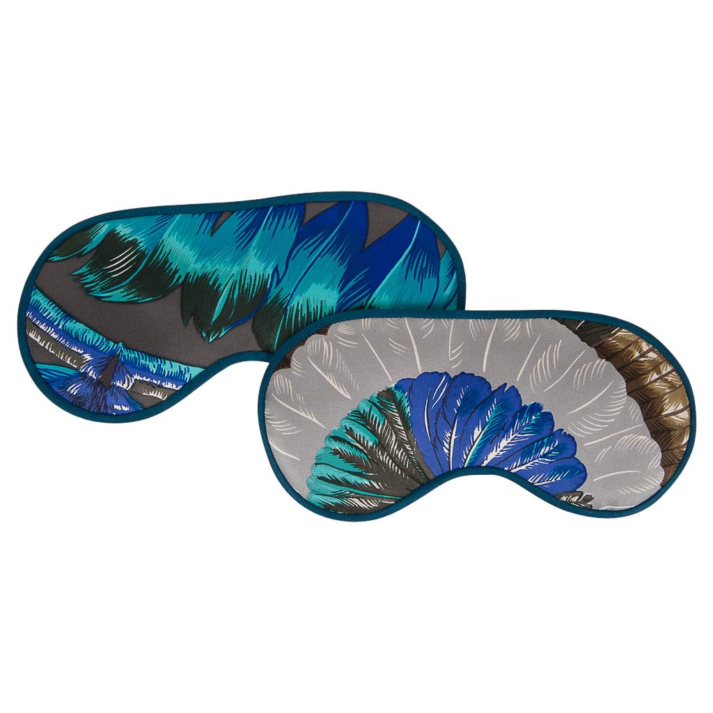 Masque Sleep Eye d'Hermès en soie multicolore à motif de plumes grises, neuf avec boîte Neuf - En vente à Miami, FL