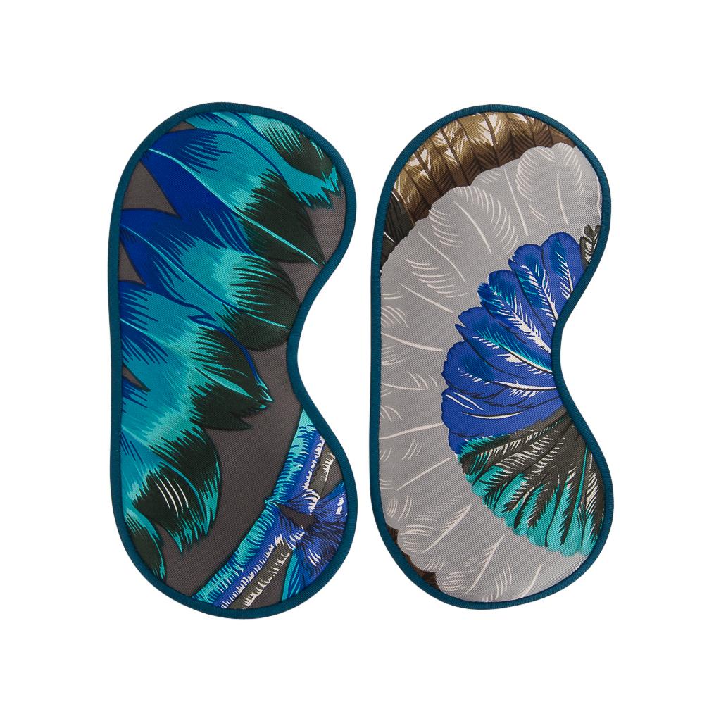 Masque Sleep Eye d'Hermès en soie multicolore à motif de plumes grises, neuf avec boîte Unisexe en vente