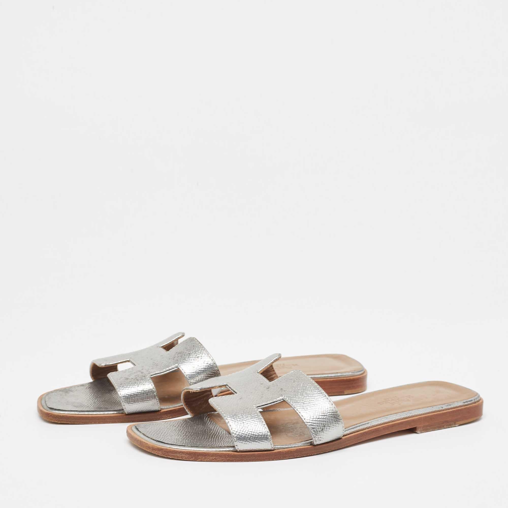 Ces chaussures plates de créateur bien conçues vous permettent de faire des projets pour toute la journée. Ils se présentent sous une forme polyvalente et sont très agréables à porter.