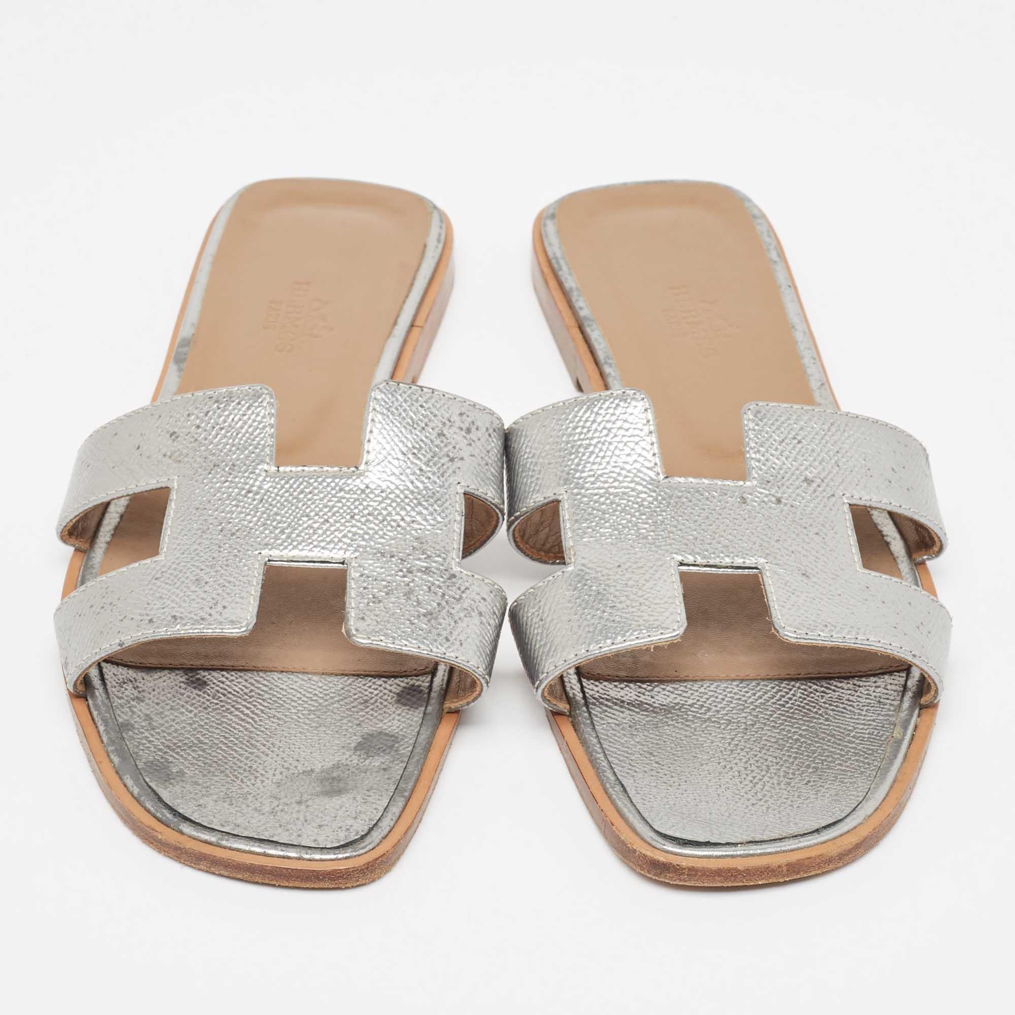 Beige Hermes Slide Oran en cuir Slide Taille 39 en vente