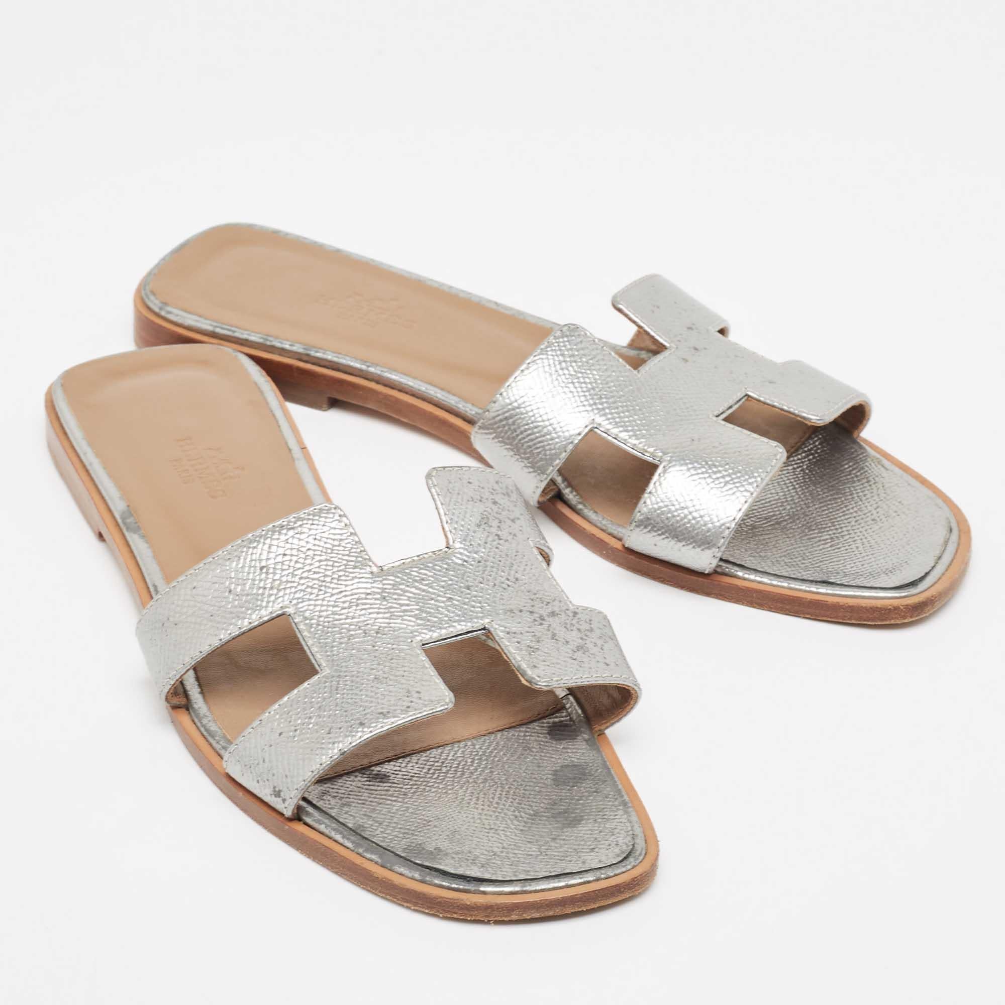 Hermes Slide Oran en cuir Slide Taille 39 État moyen - En vente à Dubai, Al Qouz 2