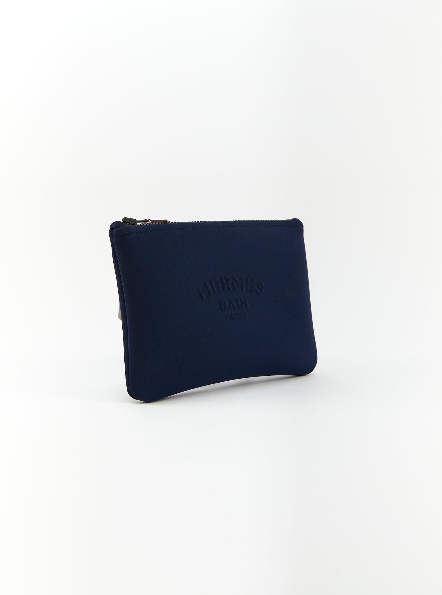 Hermès Neobain Case in Blue Marine

Flat case with water-repellent 