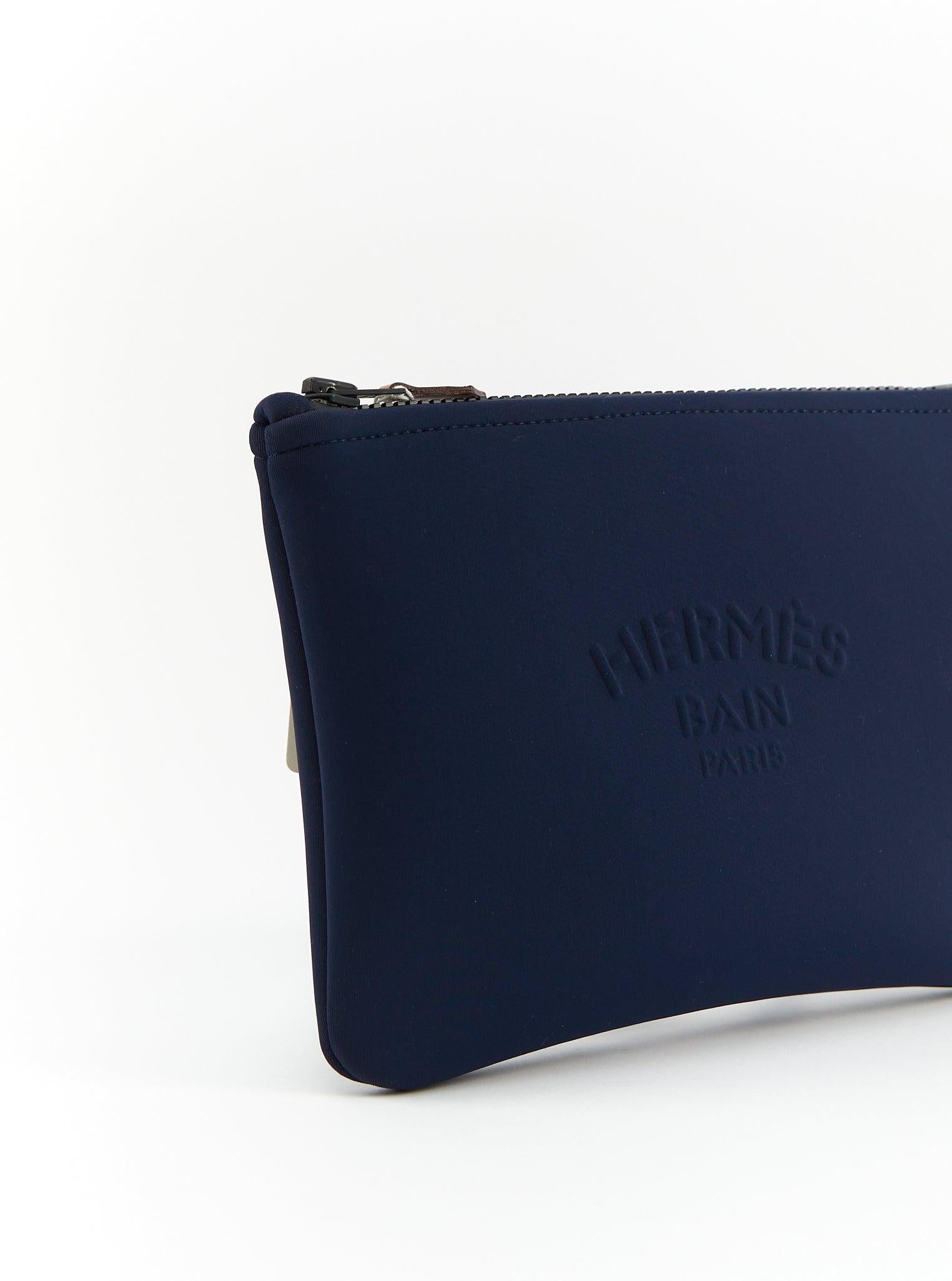 HERMÈS SMALL NEOBAIN CASE Blue Marine In New Condition For Sale In London, GB