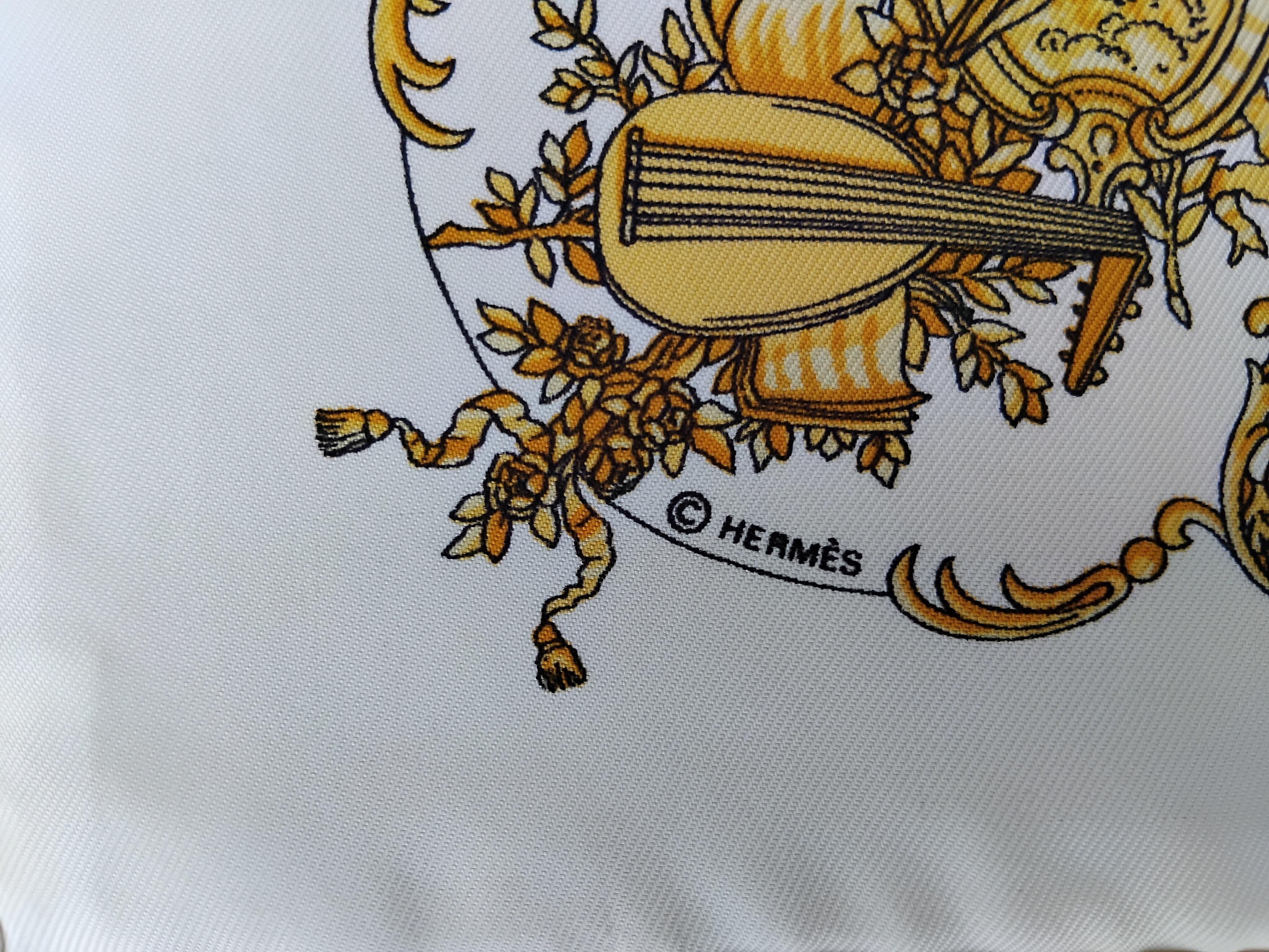 Hermès Kleiner Schal Gavroche Chansons de France LeDoux in Box im Angebot 3